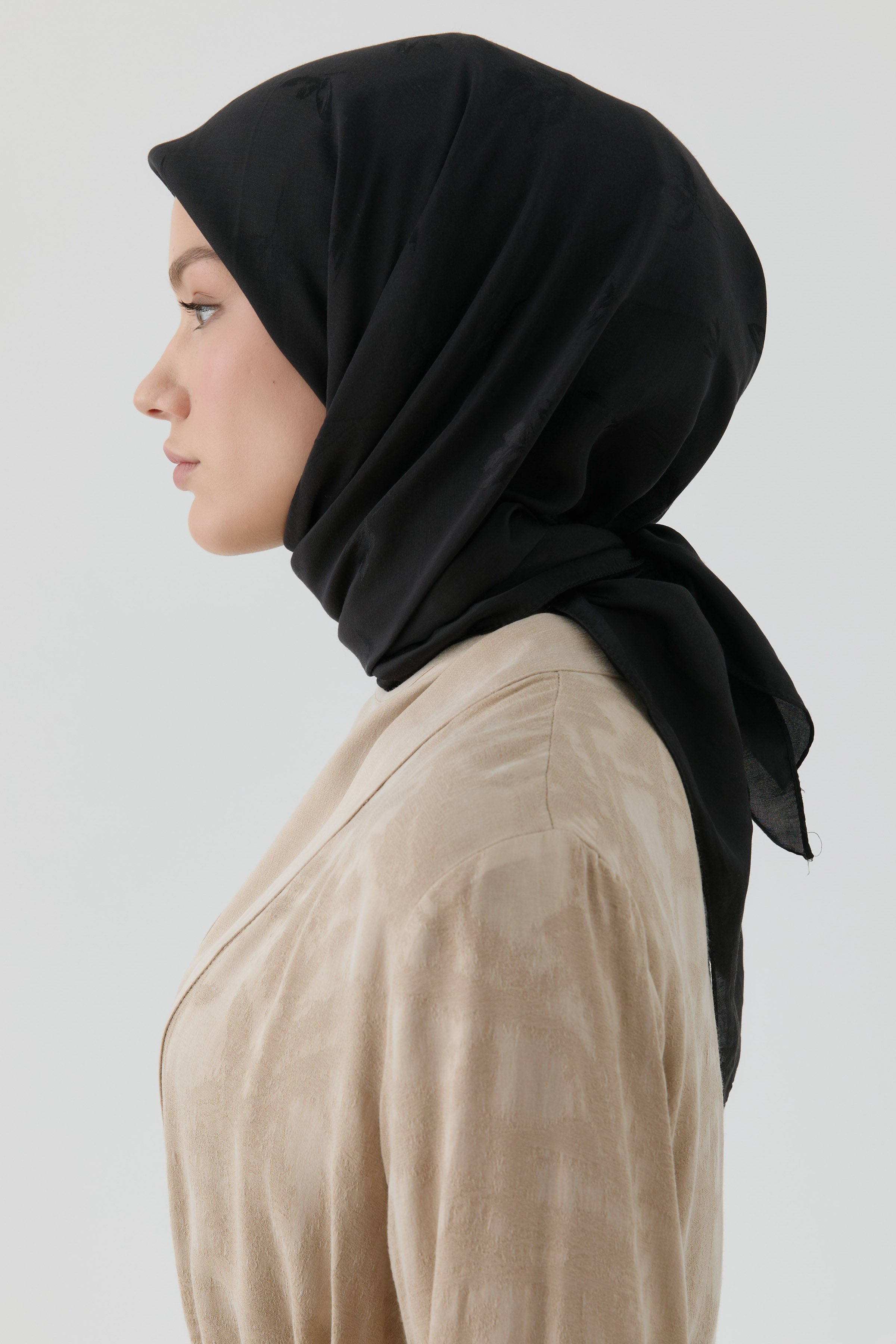 Buket Jakar Naturel Eşarp - Siyah TUGBA