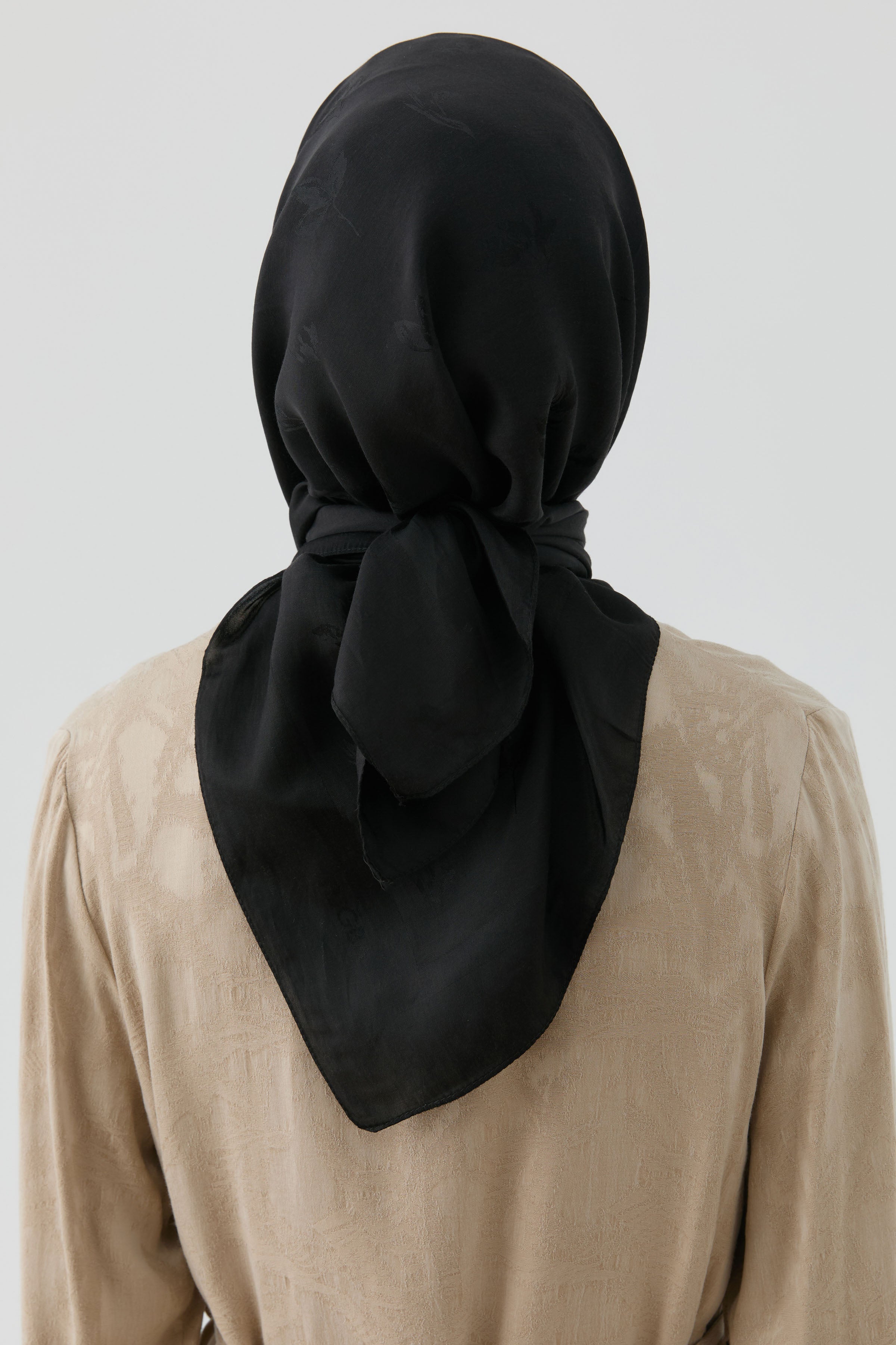 Buket Jakar Naturel Eşarp - Siyah TUGBA