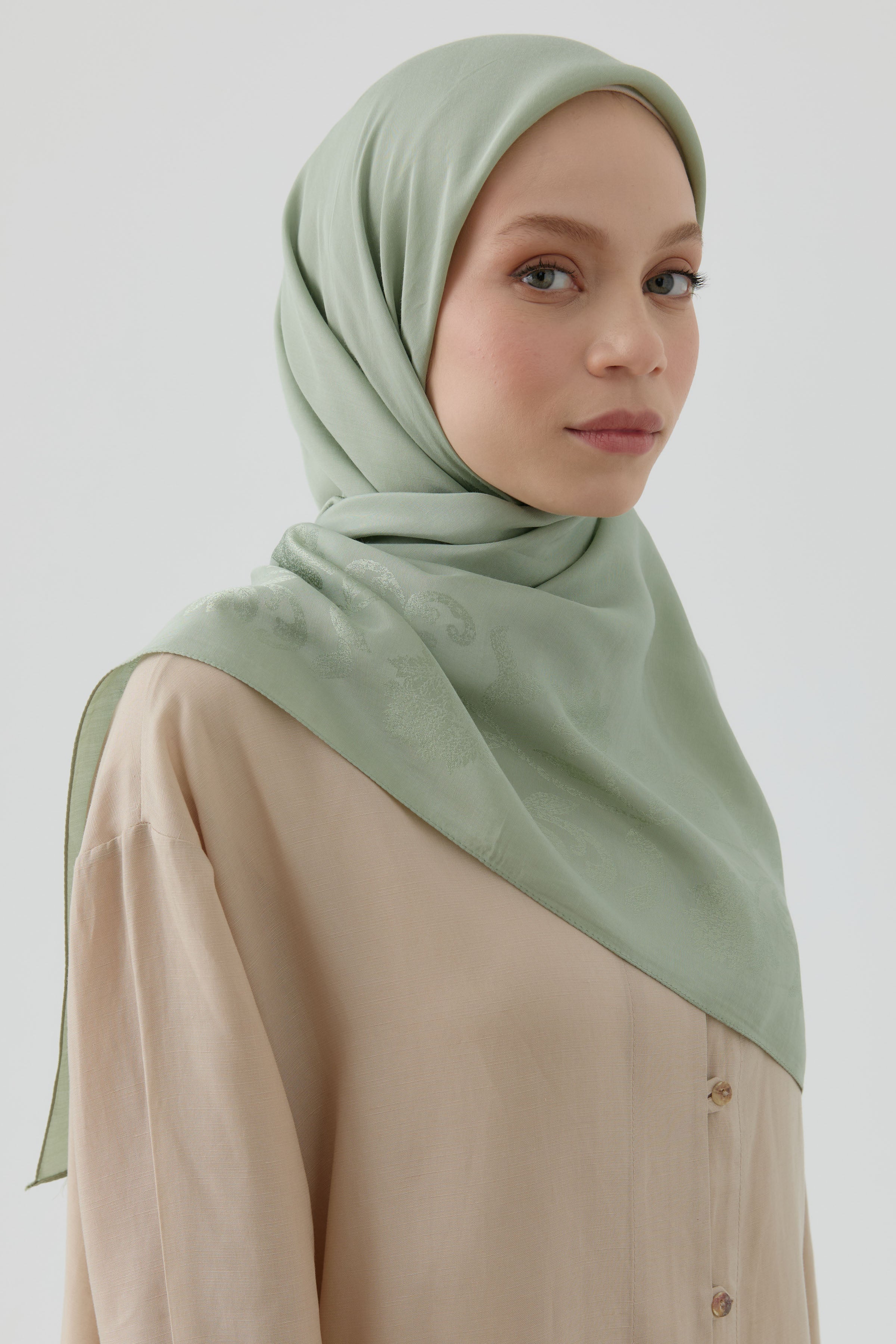 Nevgül Kenar Detaylı Naturel Eşarp - Mint TUGBA