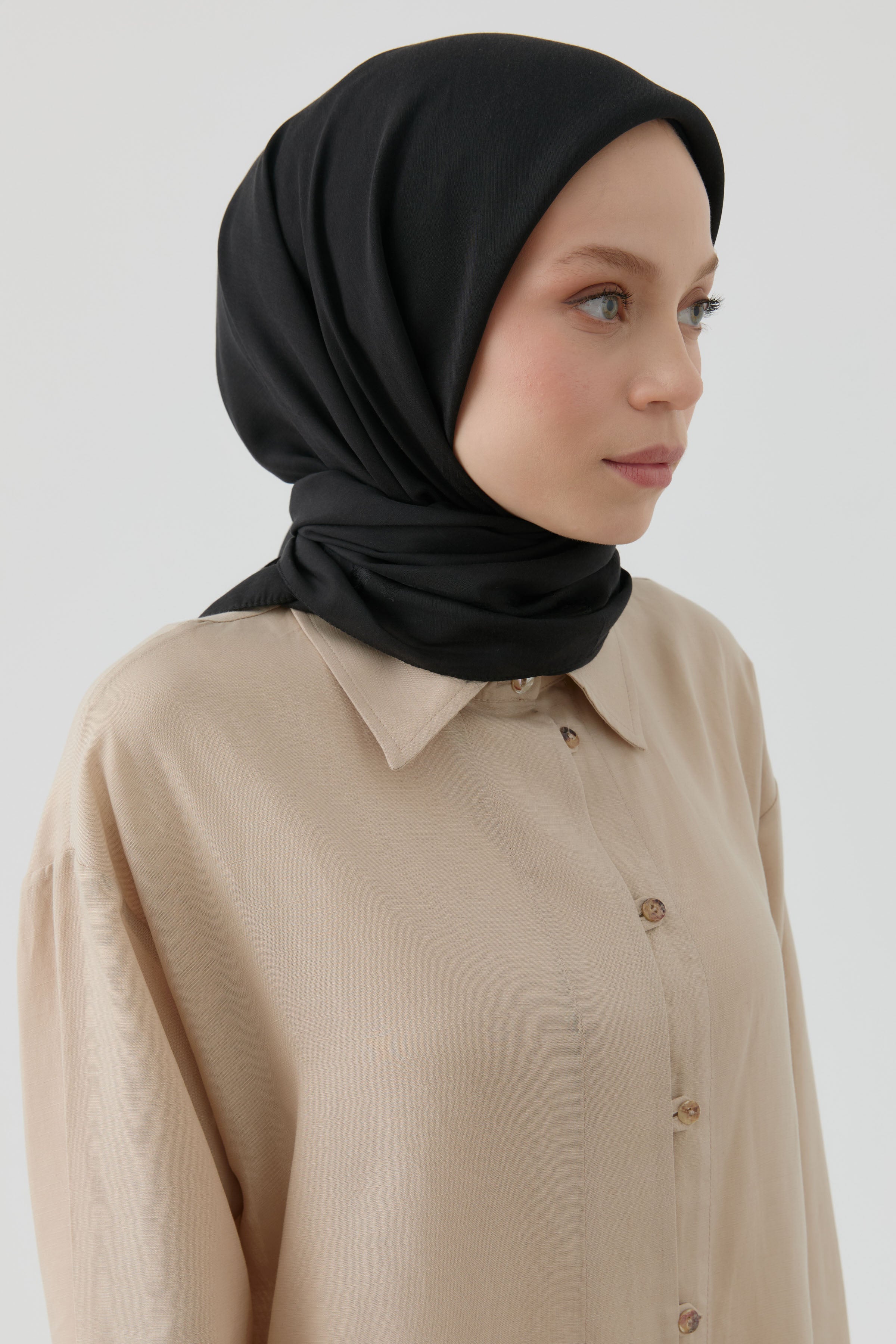 Nevgül Kenar Detaylı Naturel Eşarp - Siyah TUGBA