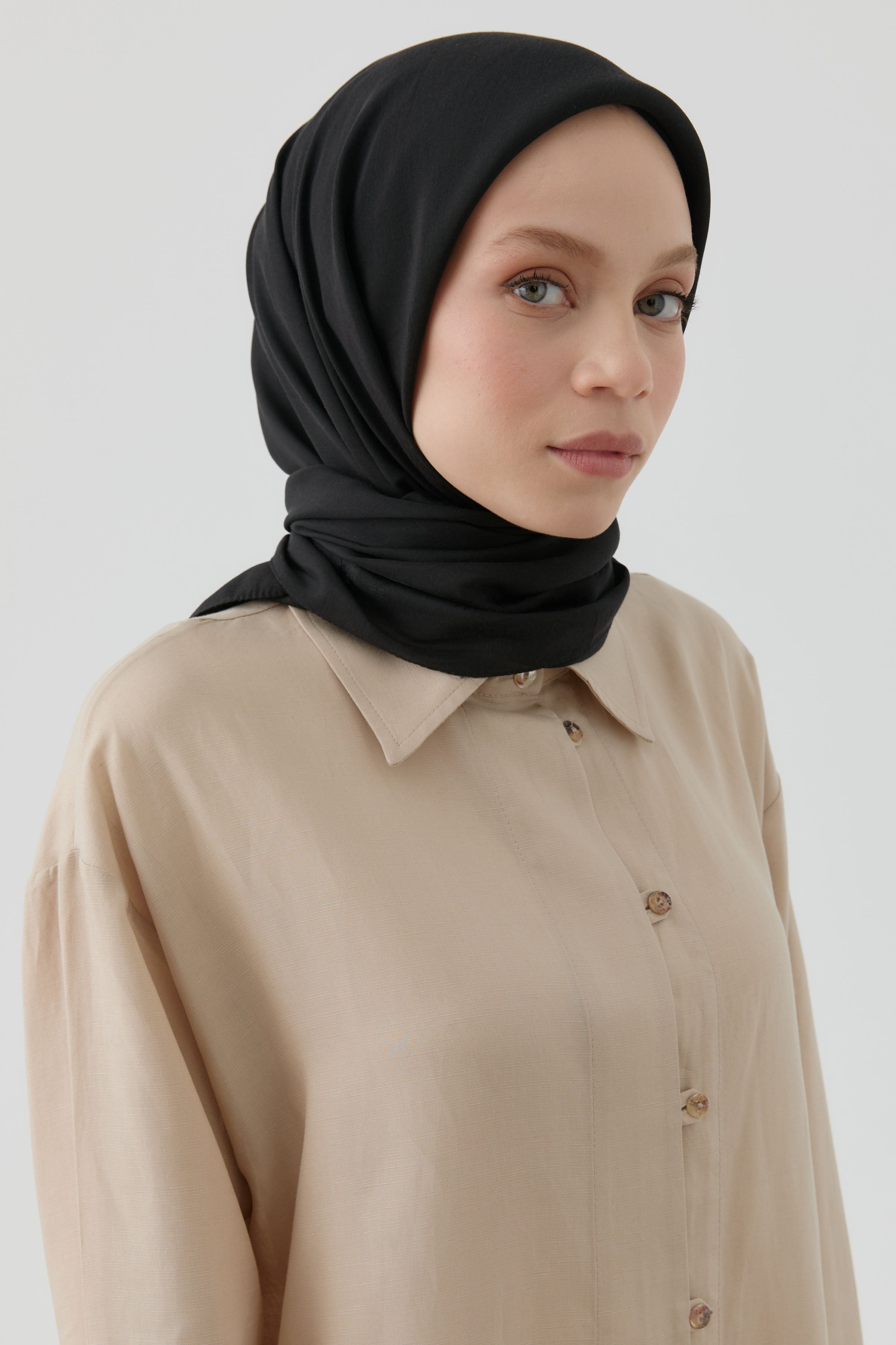 Nevgül Kenar Detaylı Naturel Eşarp - Siyah TUGBA