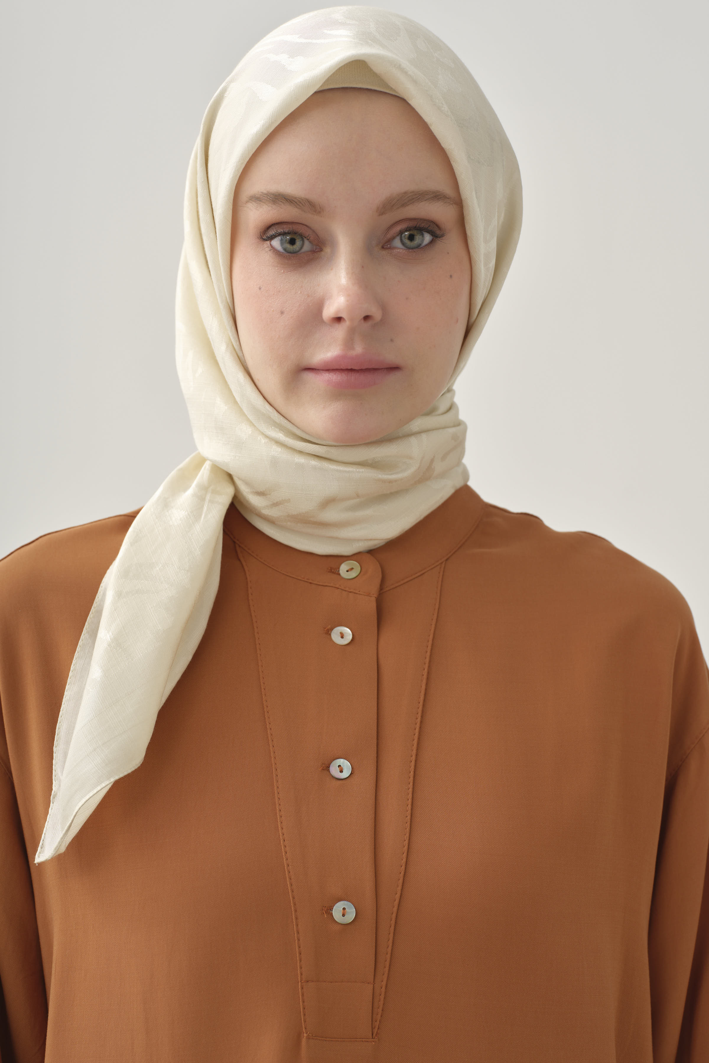 Dalgalı Nida Naturel Eşarp - Krem TUGBA