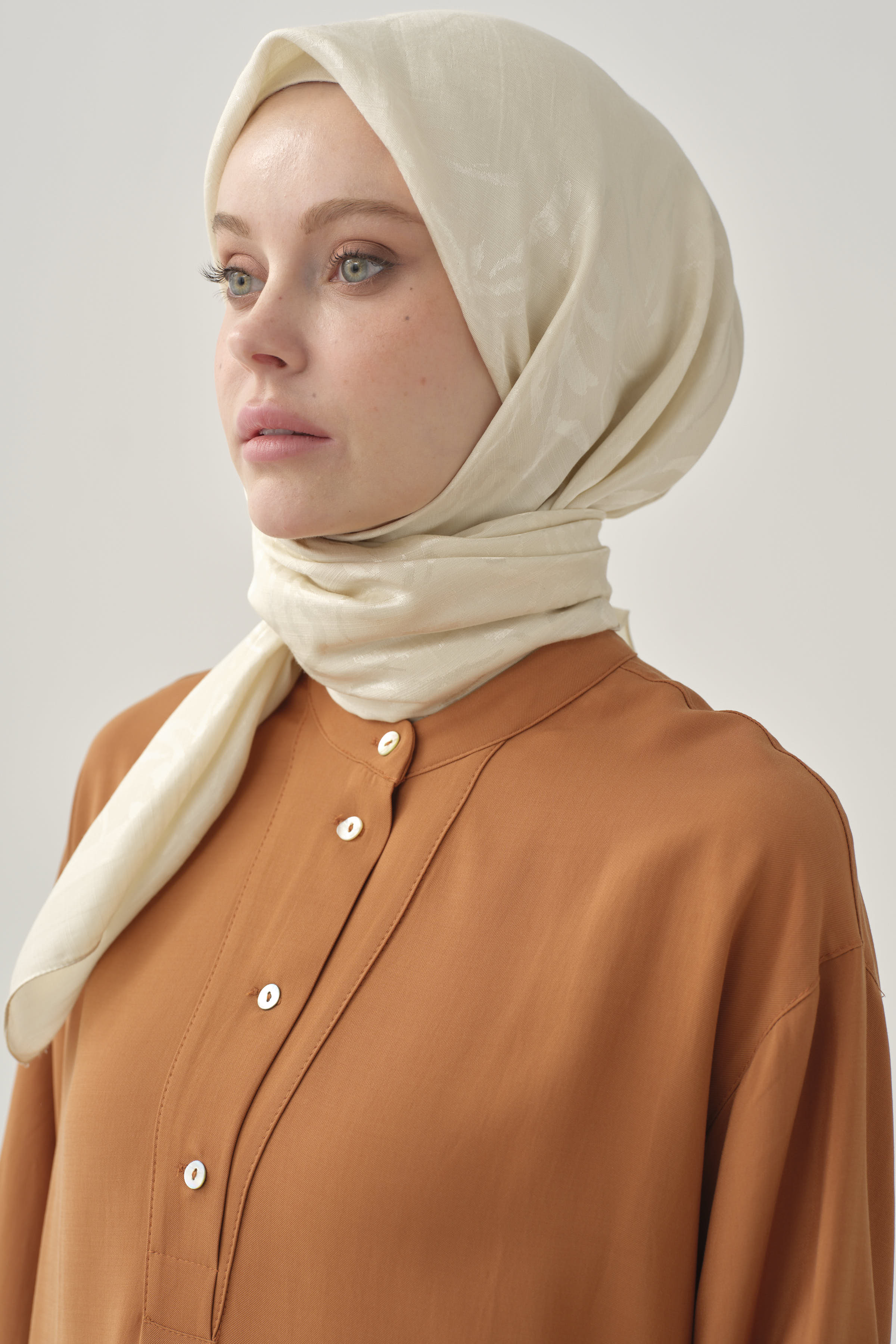 Dalgalı Nida Naturel Eşarp - Krem TUGBA