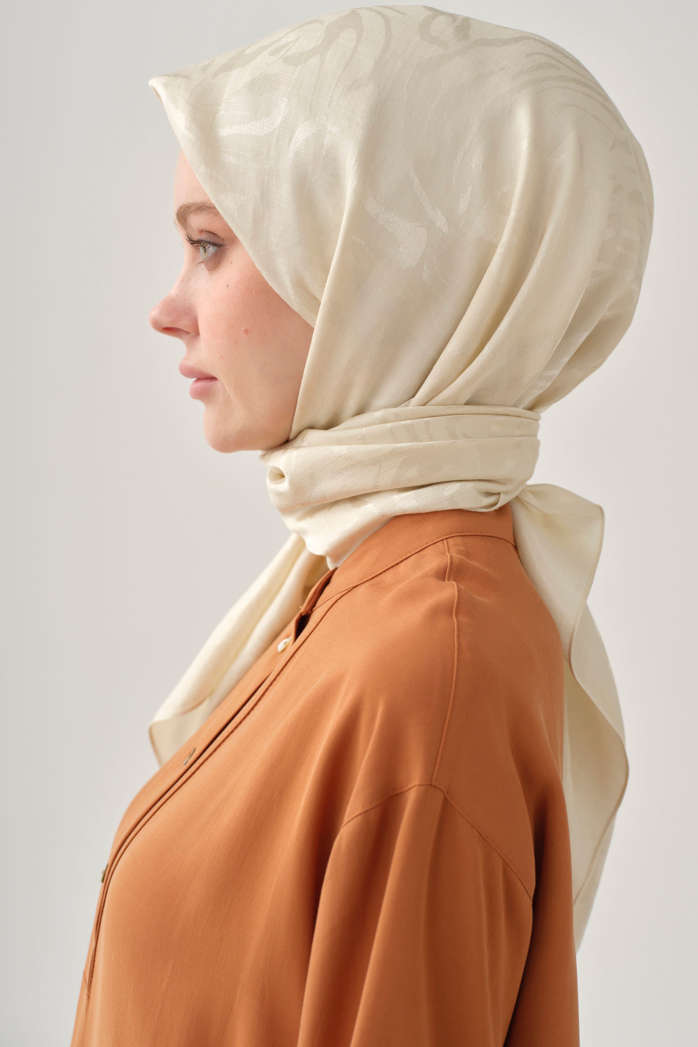 Dalgalı Nida Naturel Eşarp - Krem TUGBA