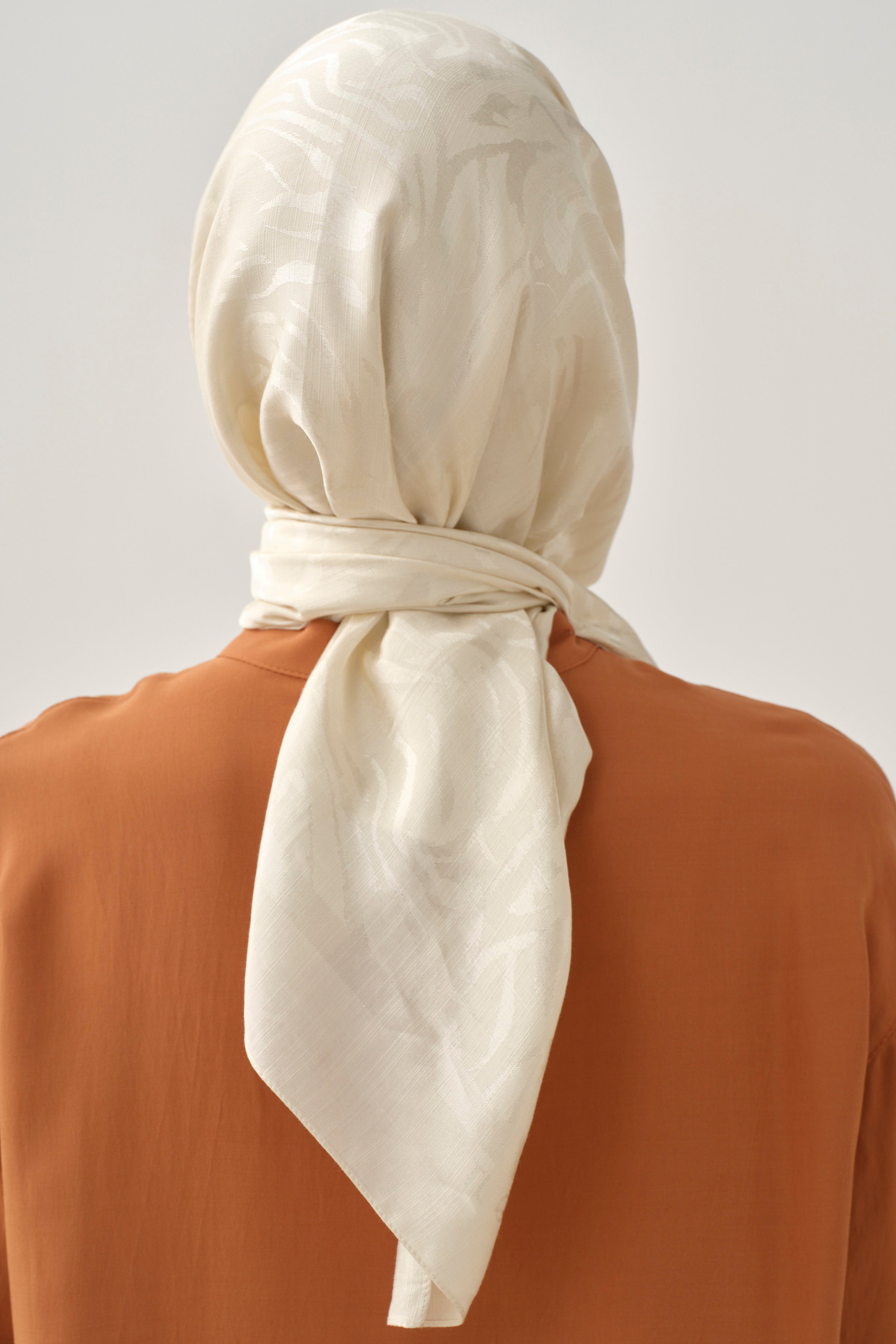 Dalgalı Nida Naturel Eşarp - Krem TUGBA