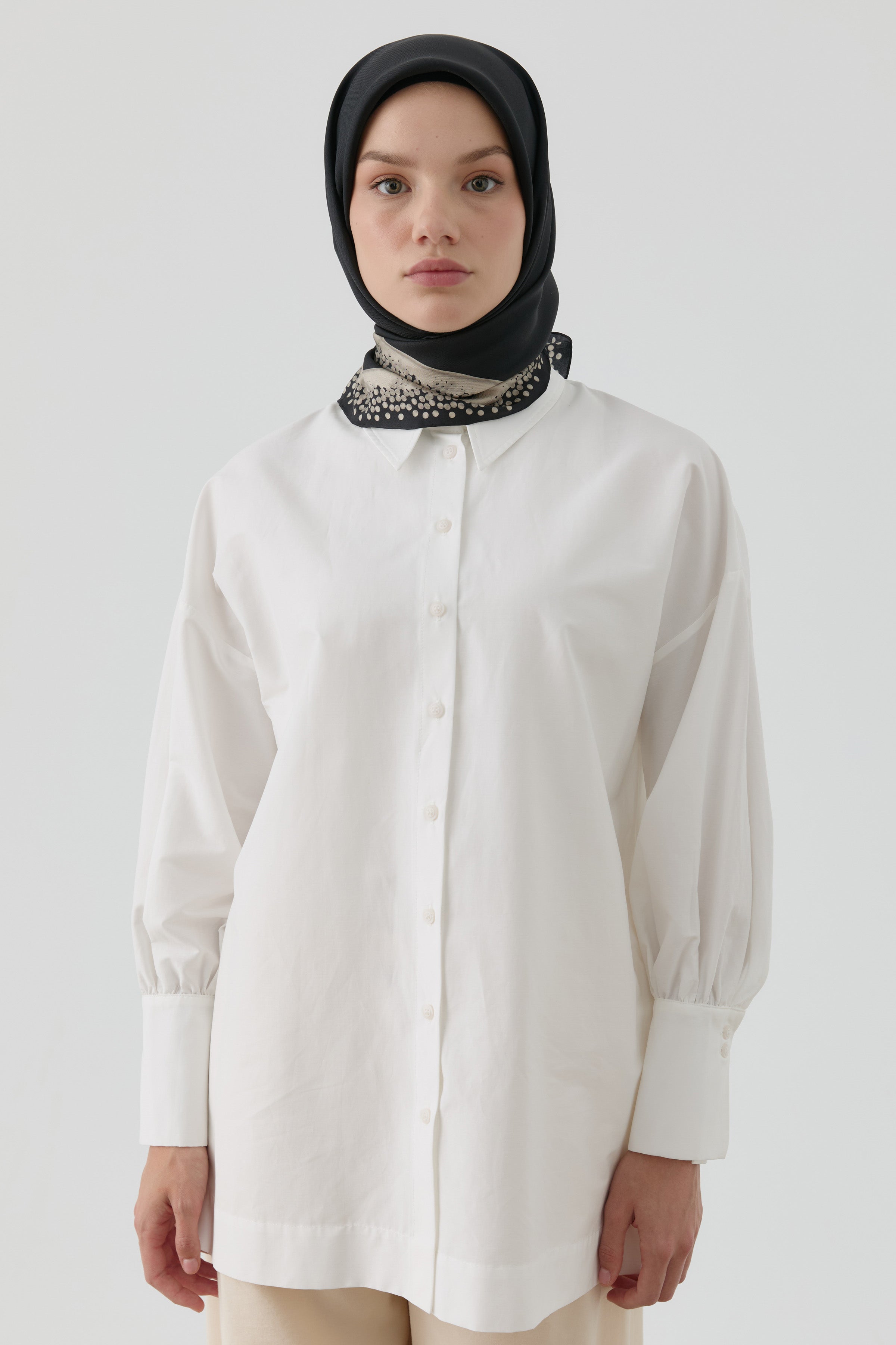 Nokta Çerçeveli İpek Eşarp - Siyah TUGBA