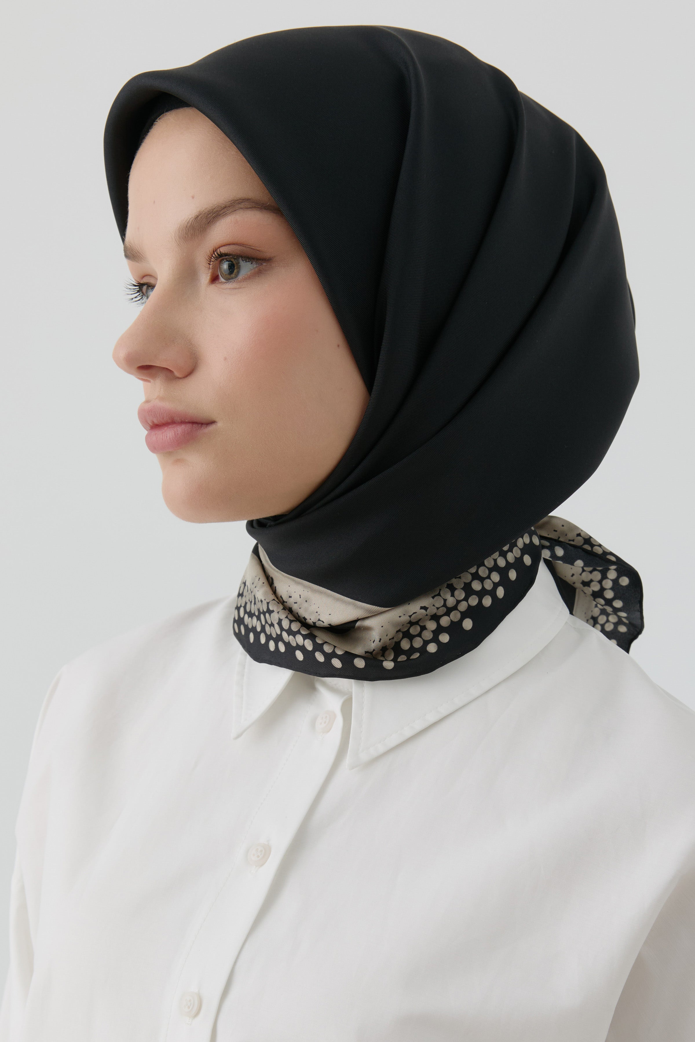 Nokta Çerçeveli İpek Eşarp - Siyah TUGBA