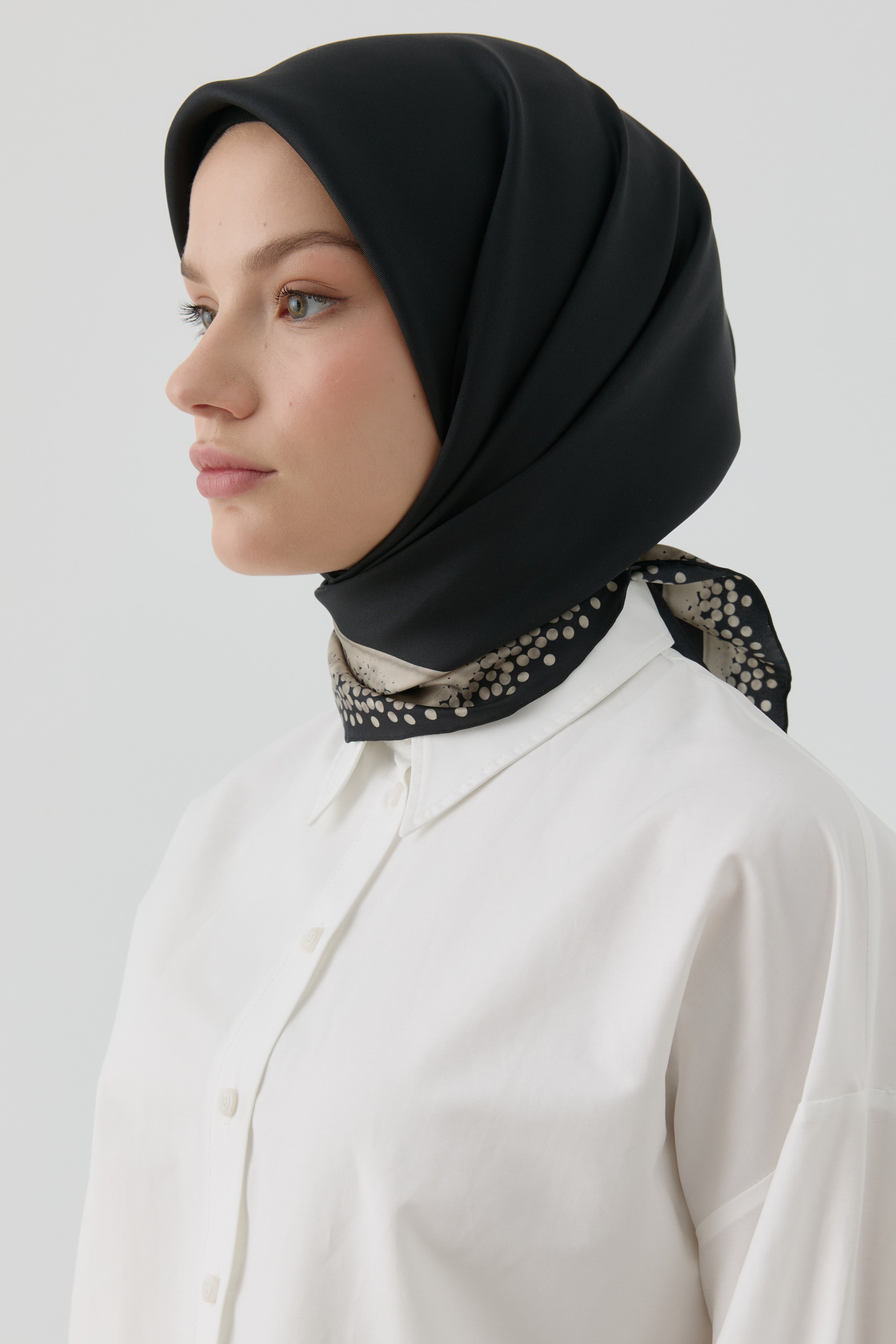 Nokta Çerçeveli İpek Eşarp - Siyah TUGBA