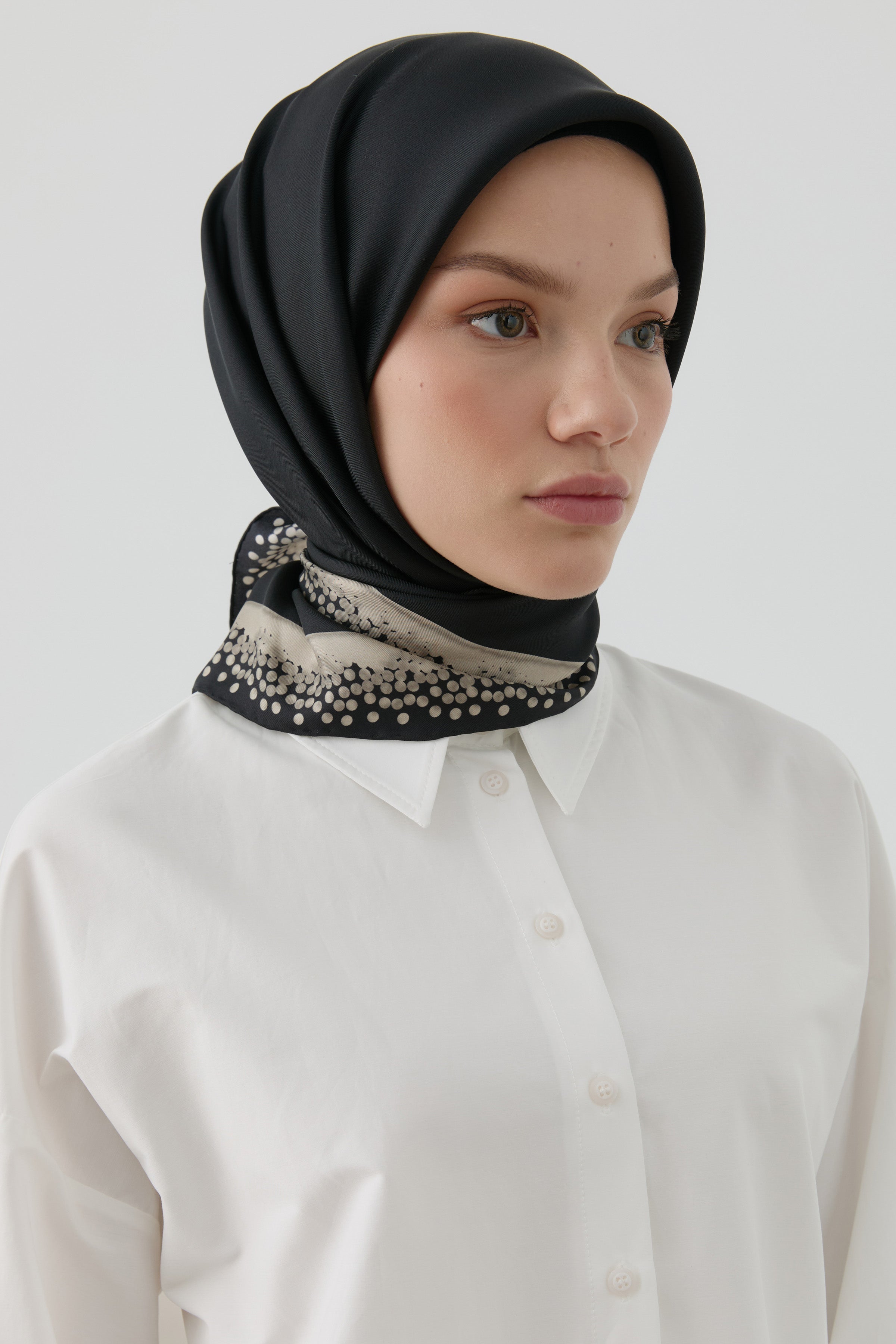 Nokta Çerçeveli İpek Eşarp - Siyah TUGBA