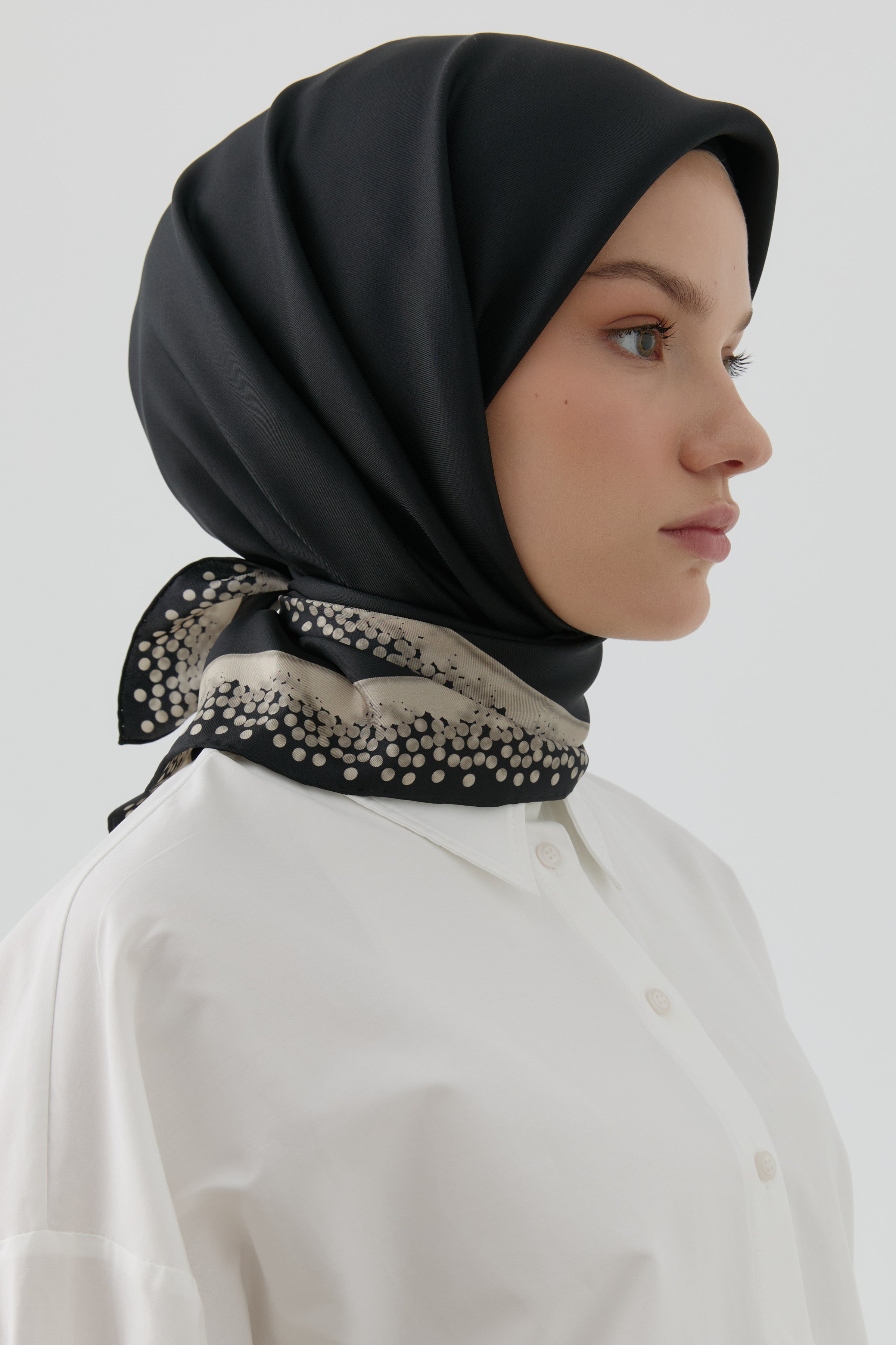 Nokta Çerçeveli İpek Eşarp - Siyah TUGBA