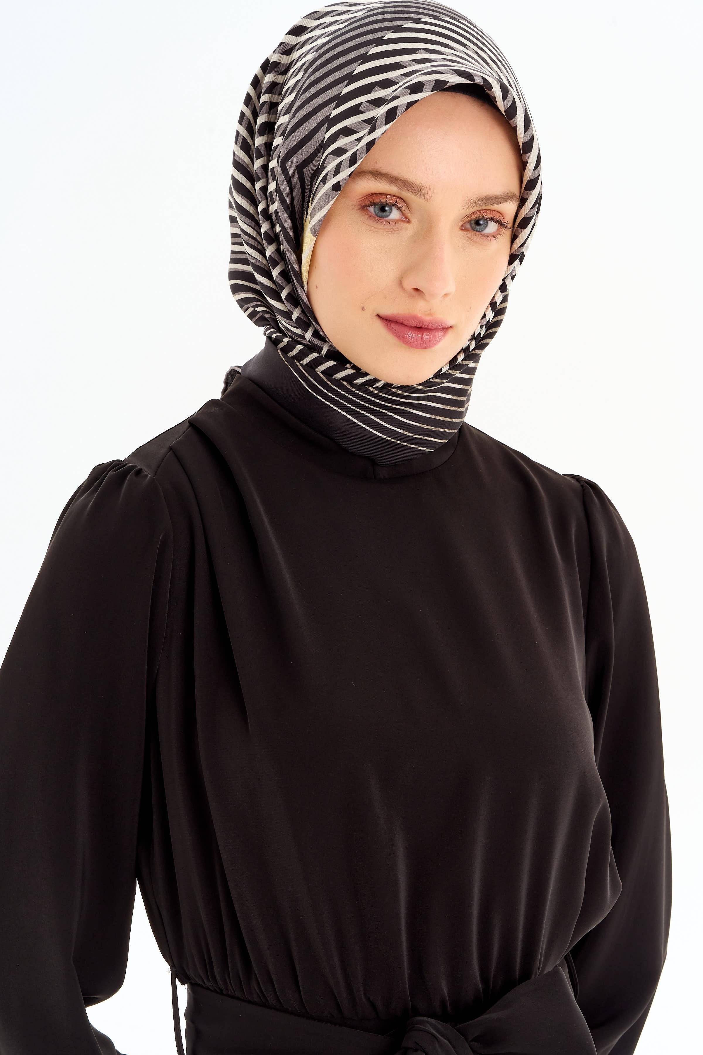 Omuz Pile Detaylı Elbise - Siyah TUGBA