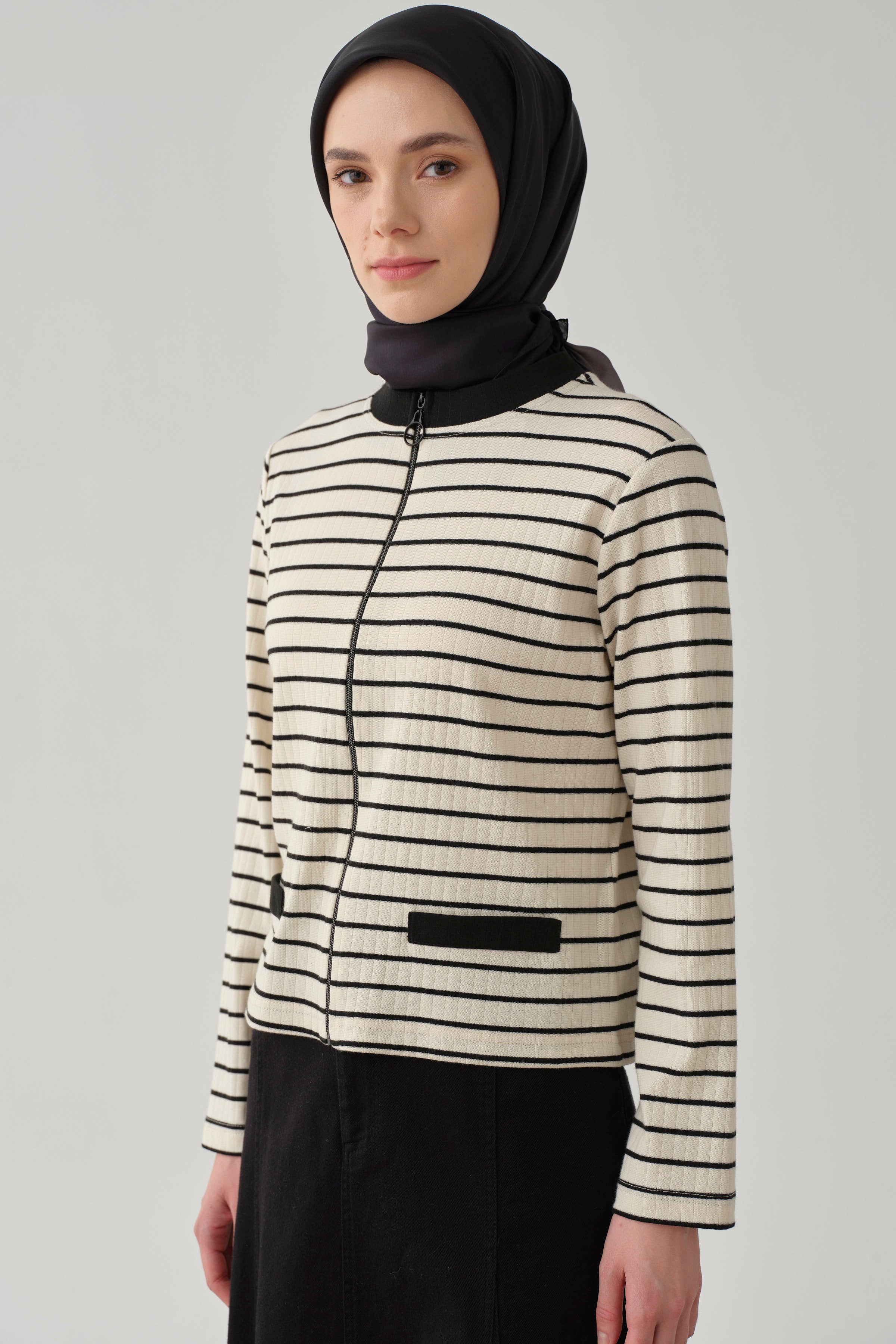 Önü Fermuarlı Çizgili Hırka - Bej - Siyah TUGBA