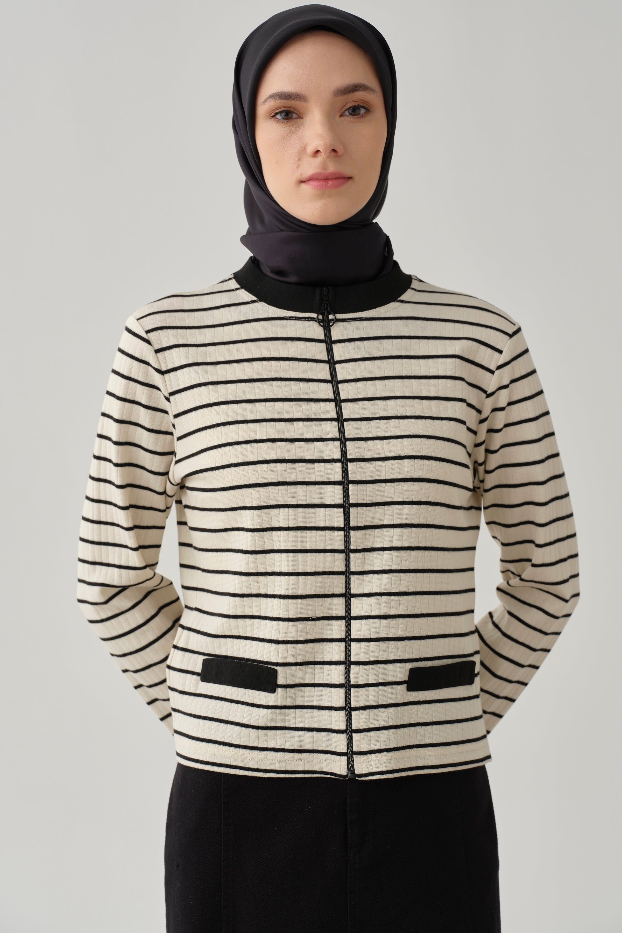 Önü Fermuarlı Çizgili Hırka - Bej - Siyah TUGBA