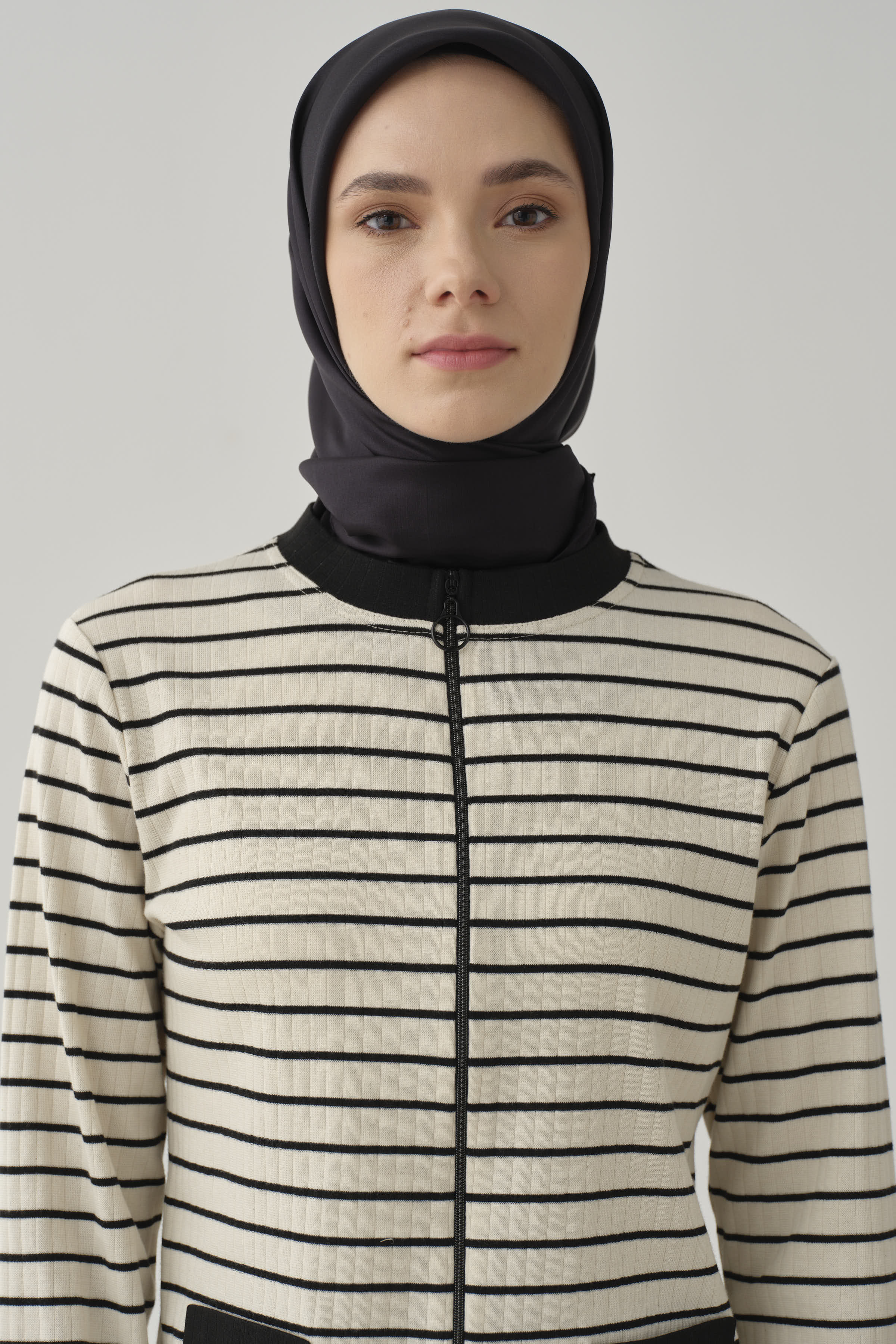 Önü Fermuarlı Çizgili Hırka - Bej - Siyah TUGBA
