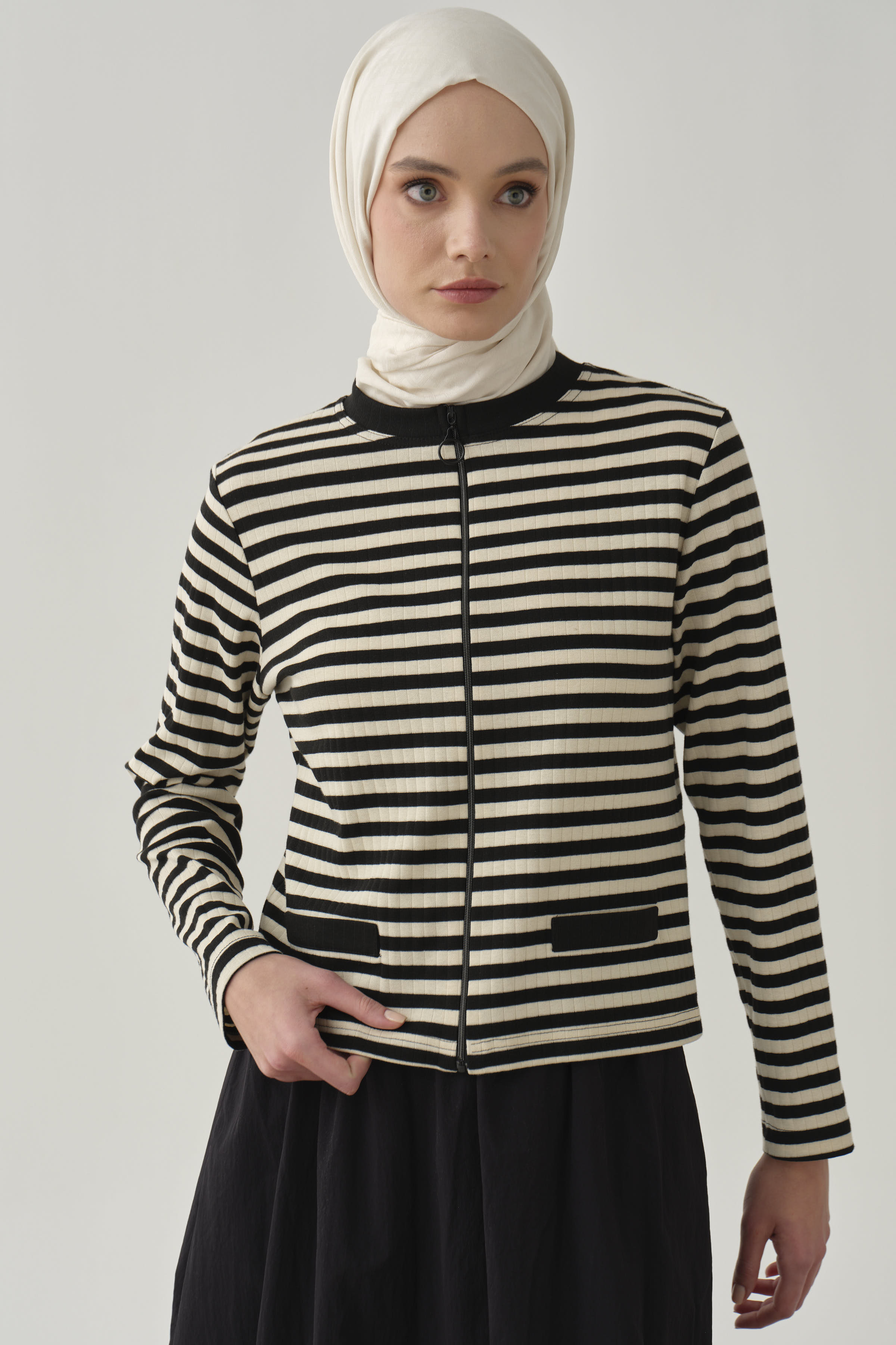 Önü Fermuarlı Çizgili Hırka - Siyah TUGBA