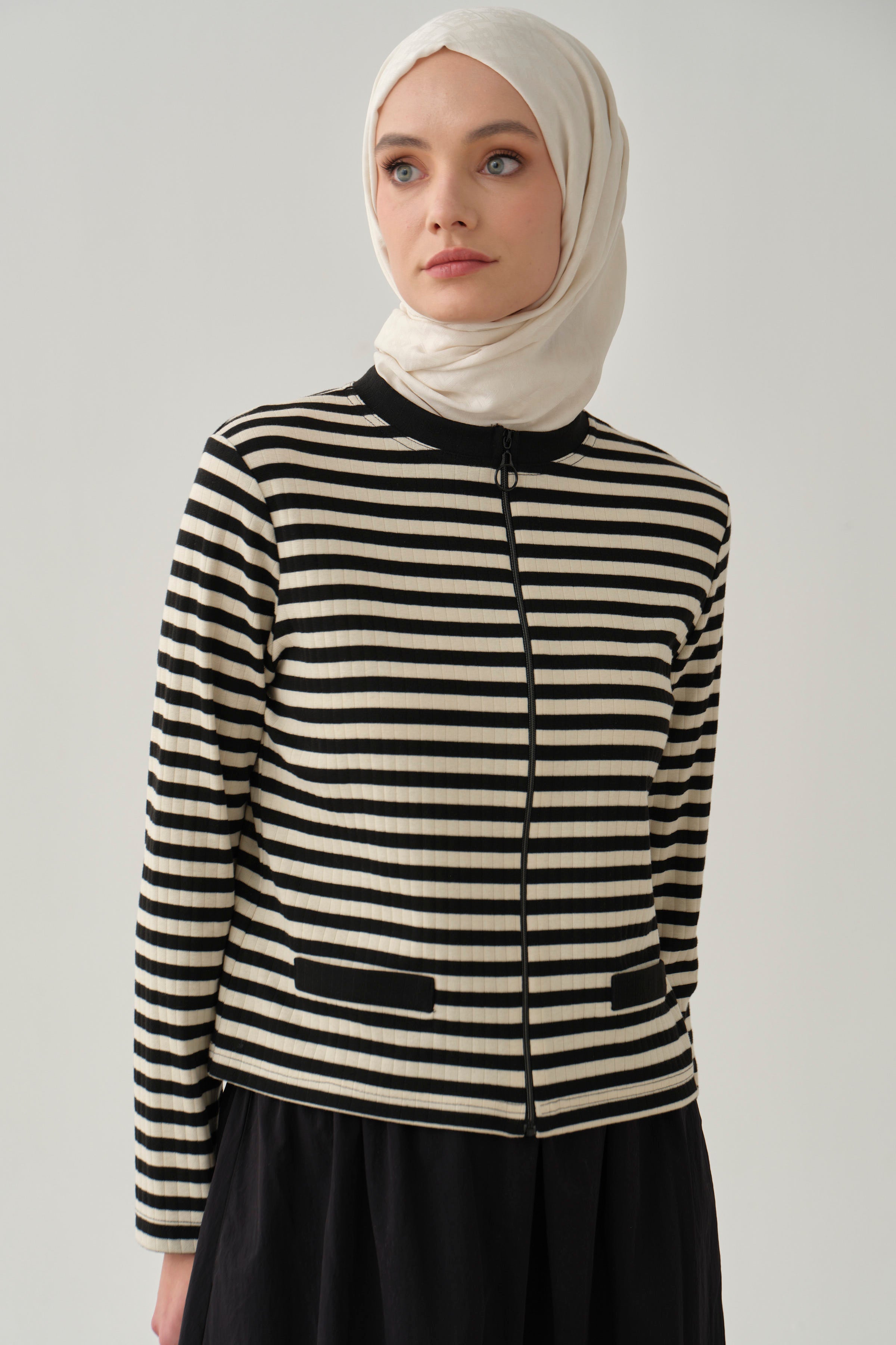 Önü Fermuarlı Çizgili Hırka - Siyah TUGBA