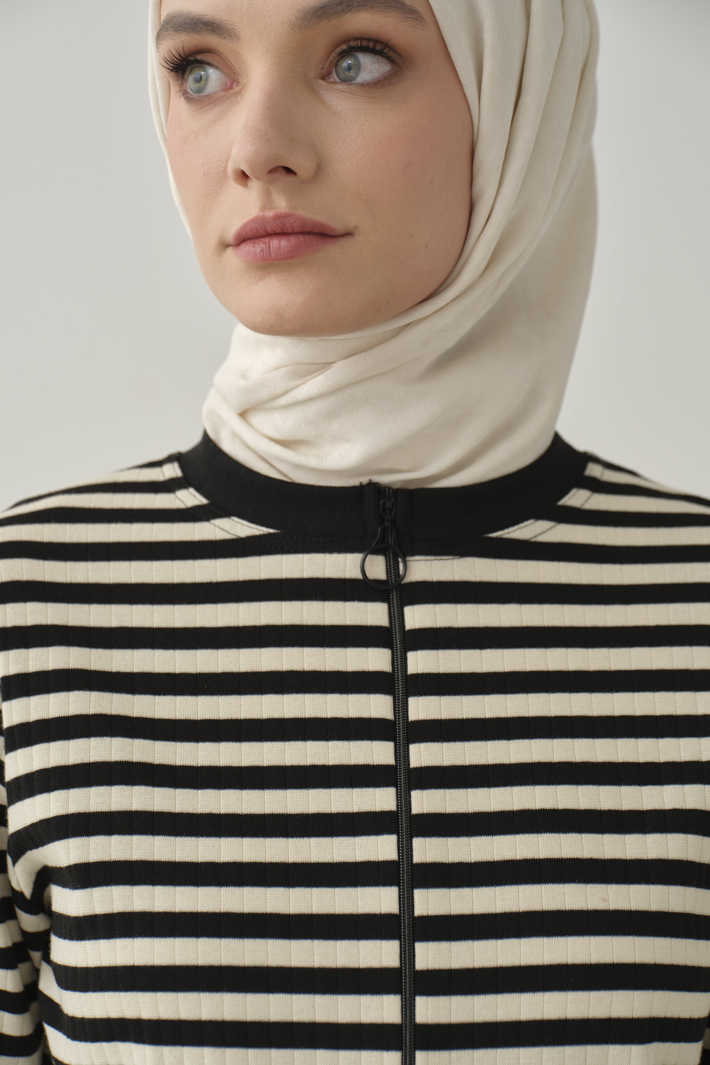 Önü Fermuarlı Çizgili Hırka - Siyah TUGBA