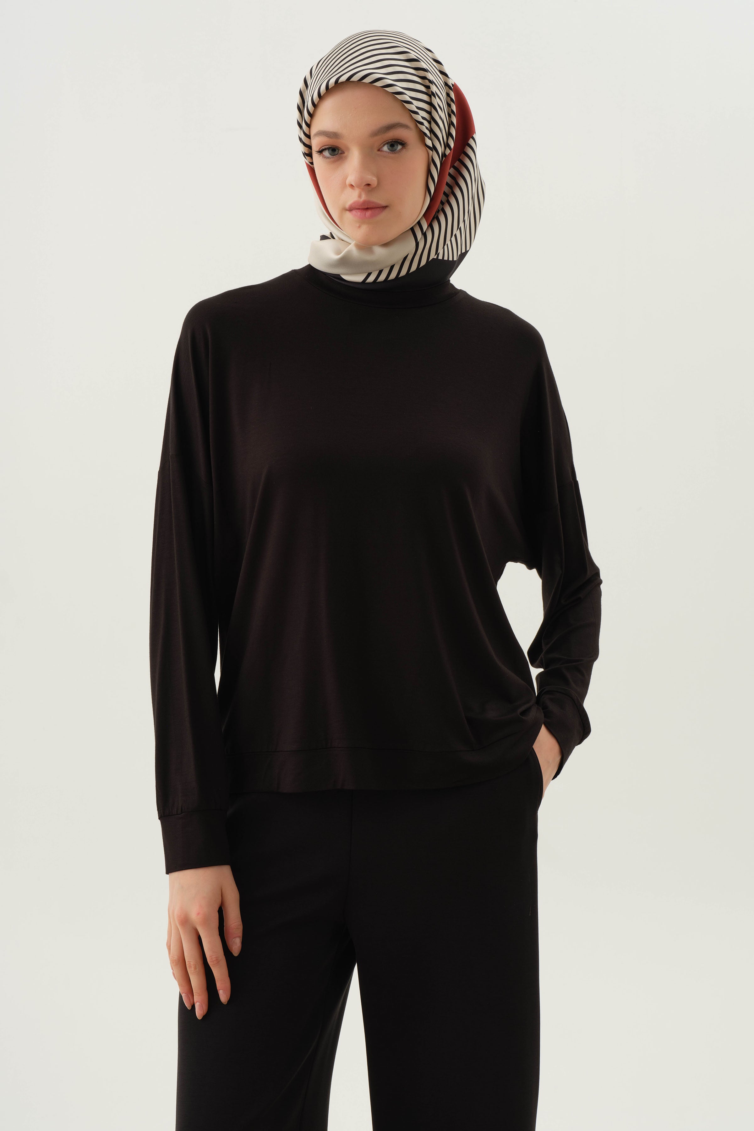 Önü Garnili Sweat - Siyah TUGBA