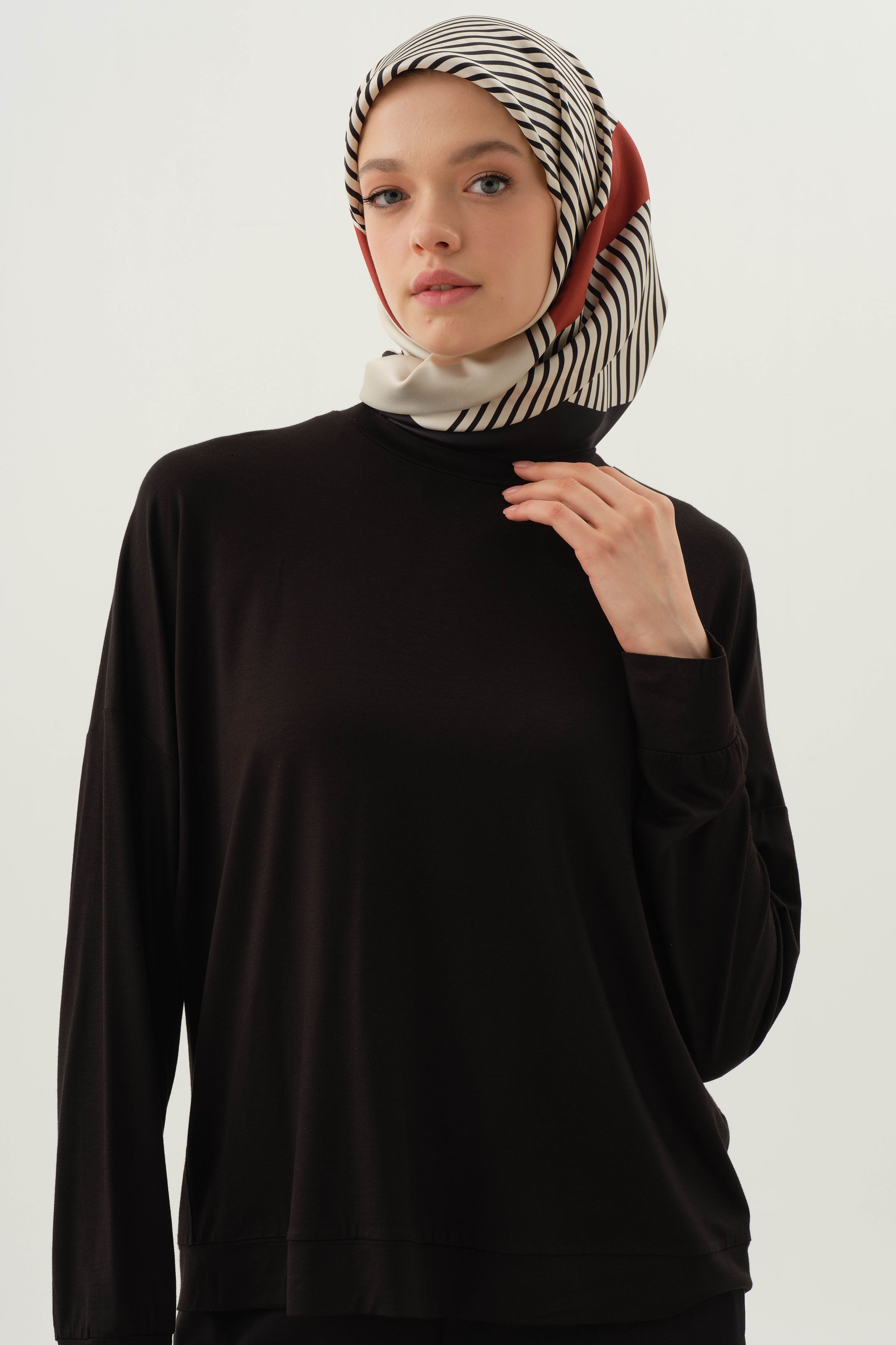 Önü Garnili Sweat - Siyah TUGBA