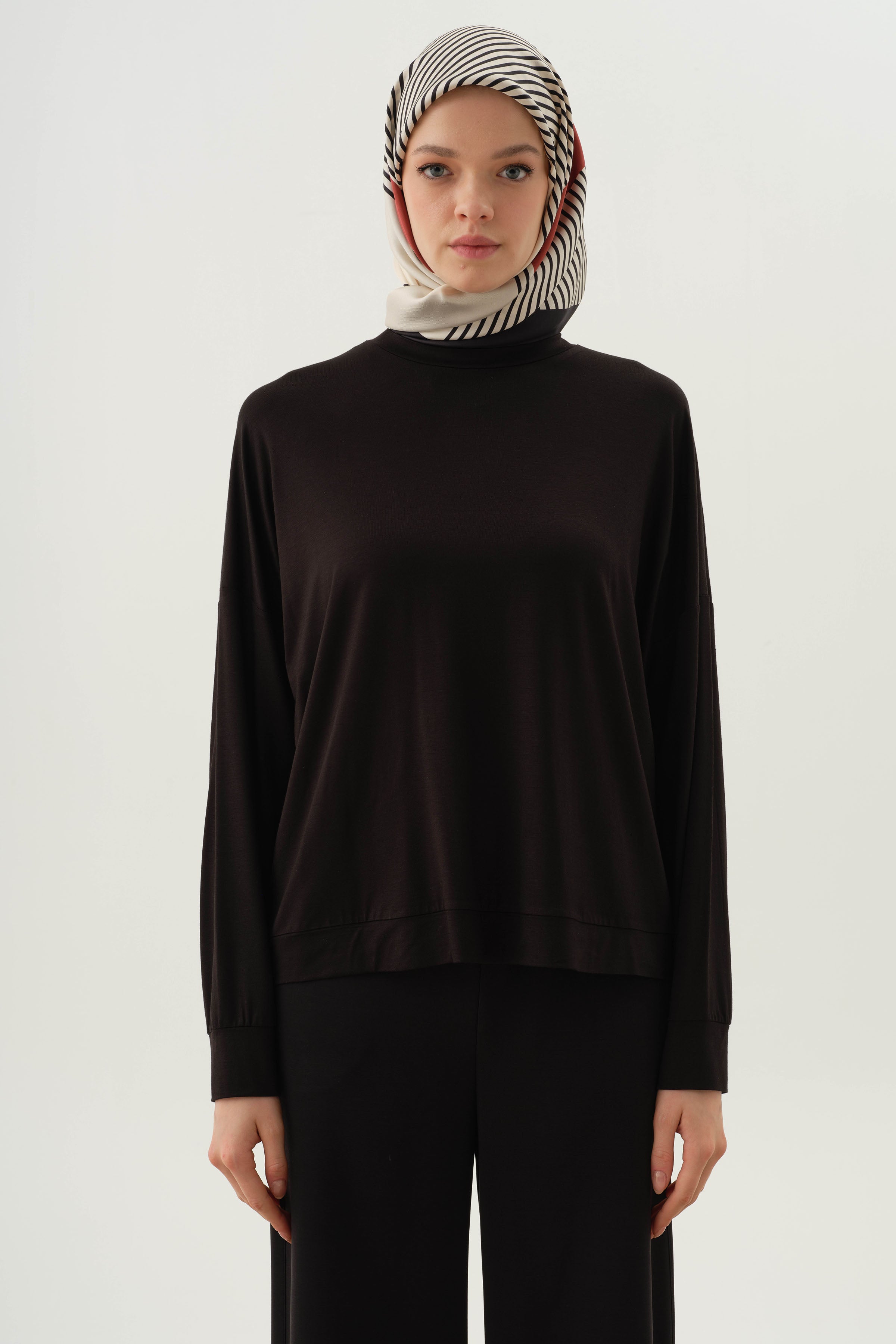 Önü Garnili Sweat - Siyah TUGBA