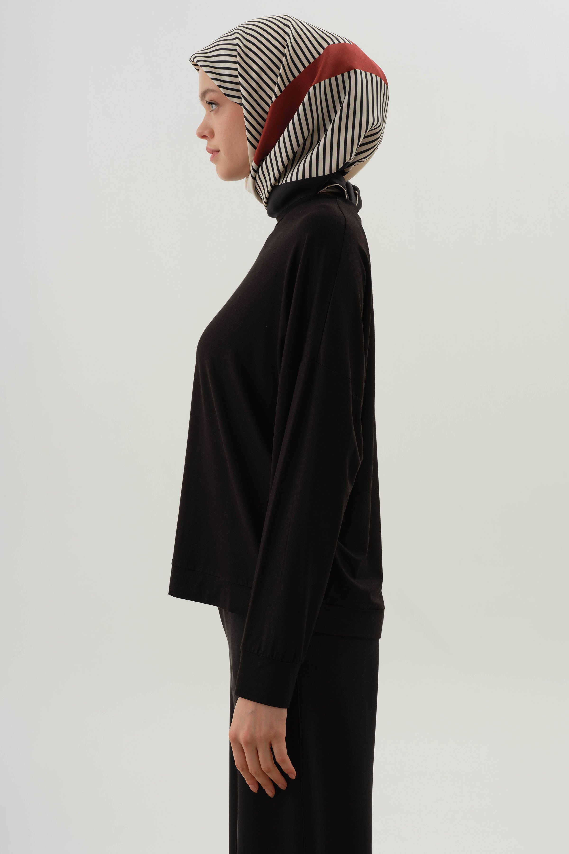 Önü Garnili Sweat - Siyah TUGBA