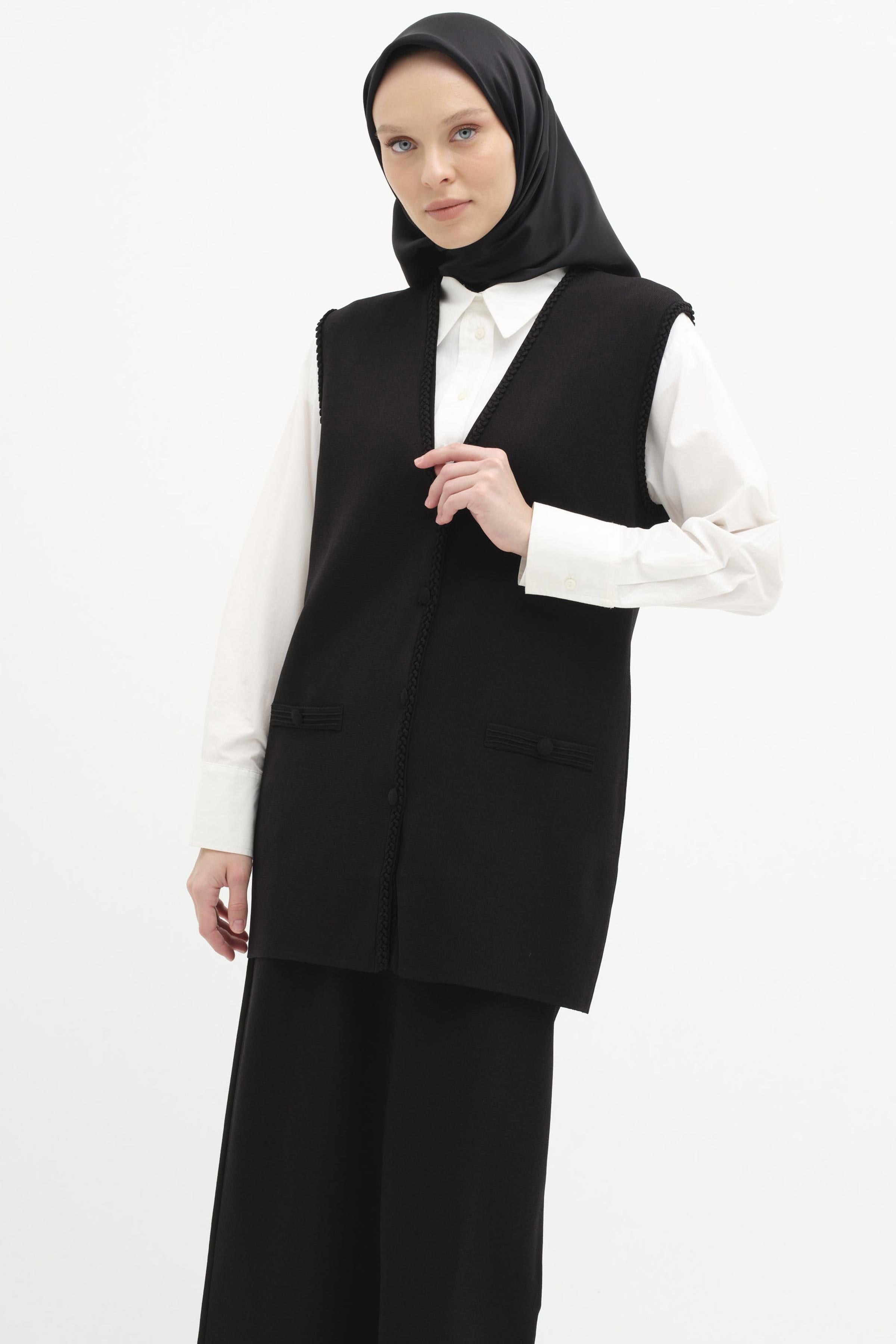 Örgü Çerçeve Detaylı Triko Yelek - Siyah TUGBA