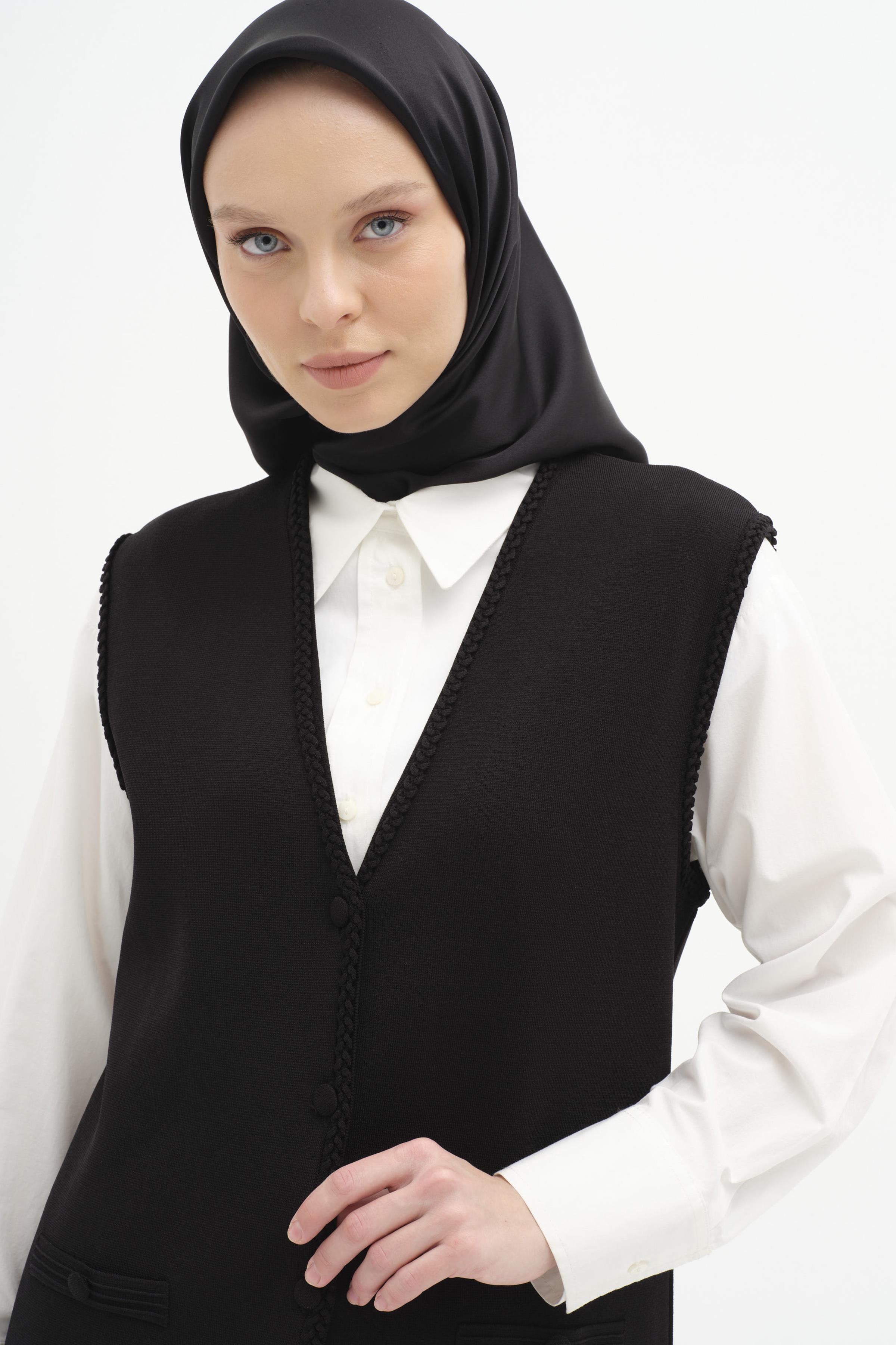 Örgü Çerçeve Detaylı Triko Yelek - Siyah TUGBA