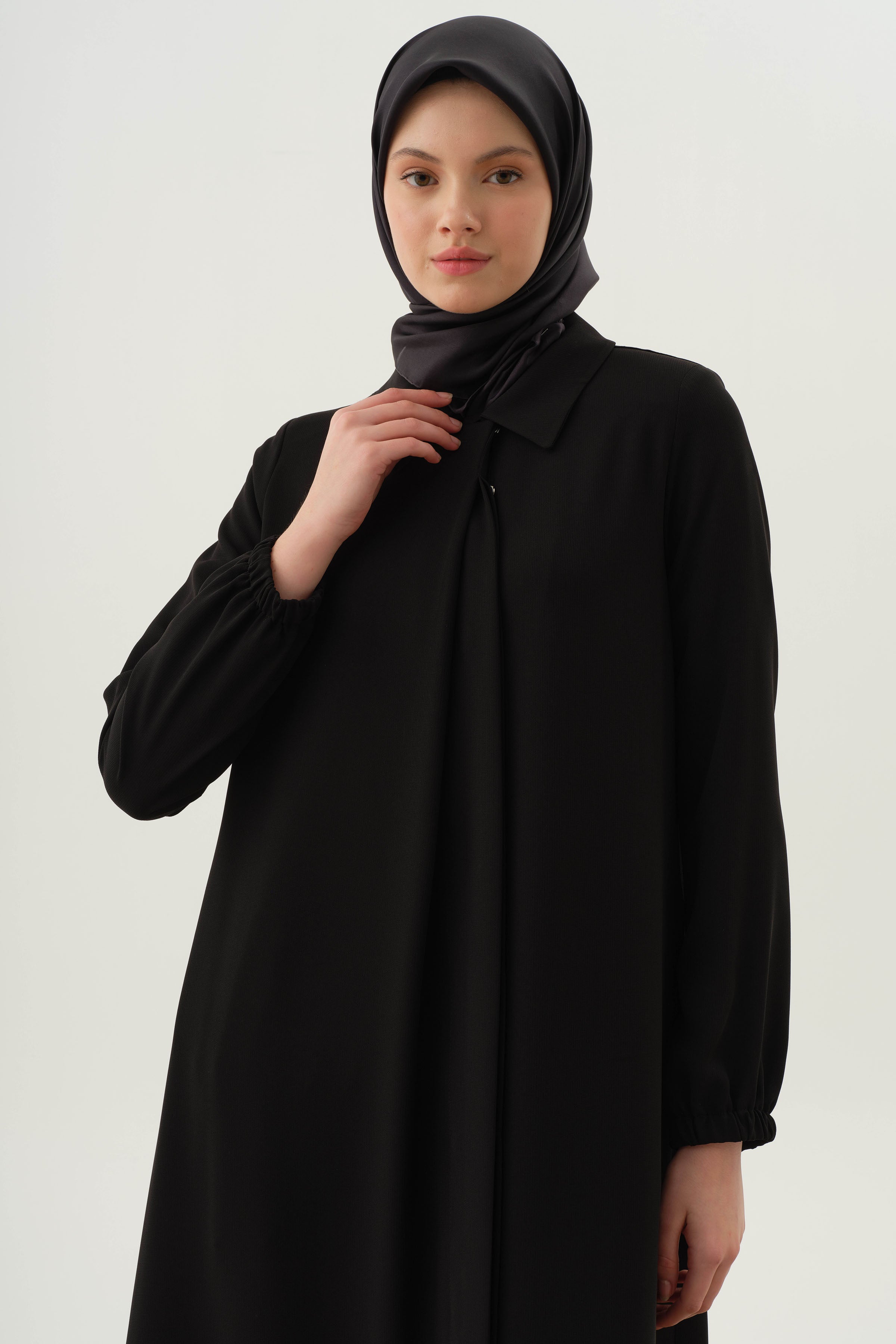 Pile Detaylı Kol Lastikli Ferace - Siyah TUGBA