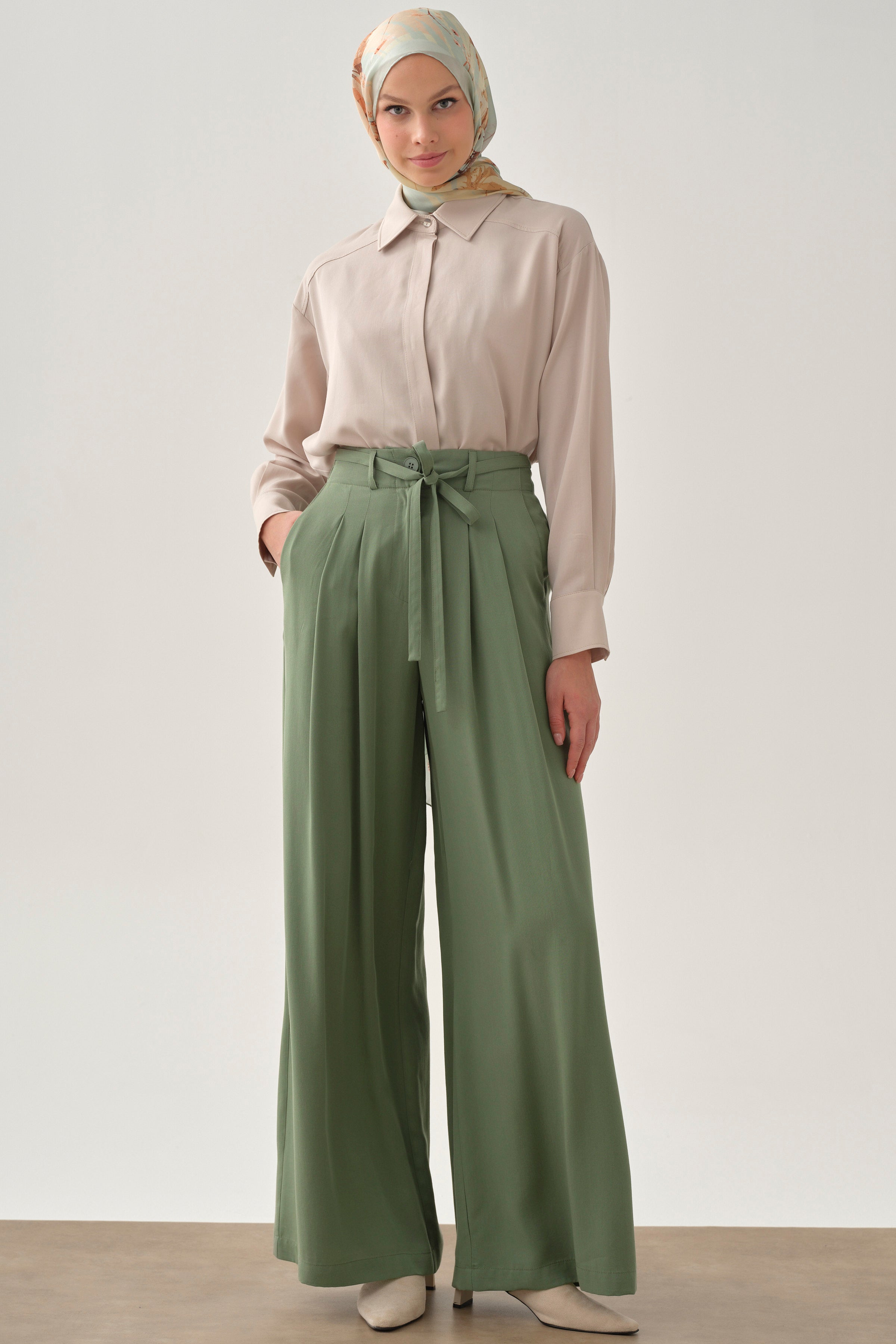 Pileli Kemerli Pantolon - Göl Yeşili TUGBA