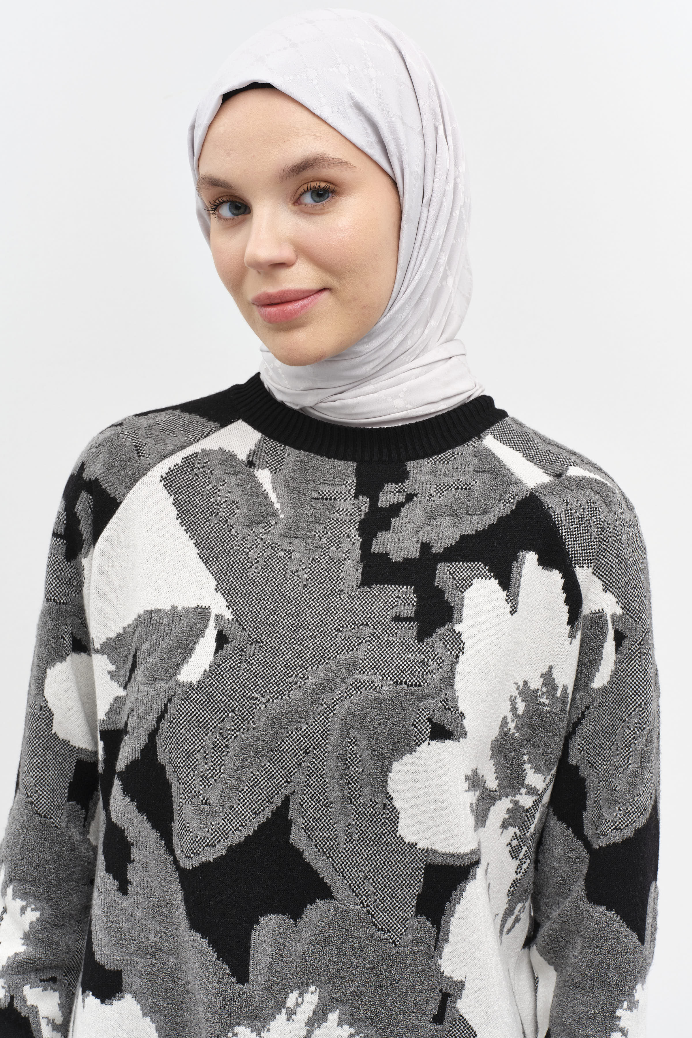 Puan Kare Desen Viskon Şal - Gri TUGBA