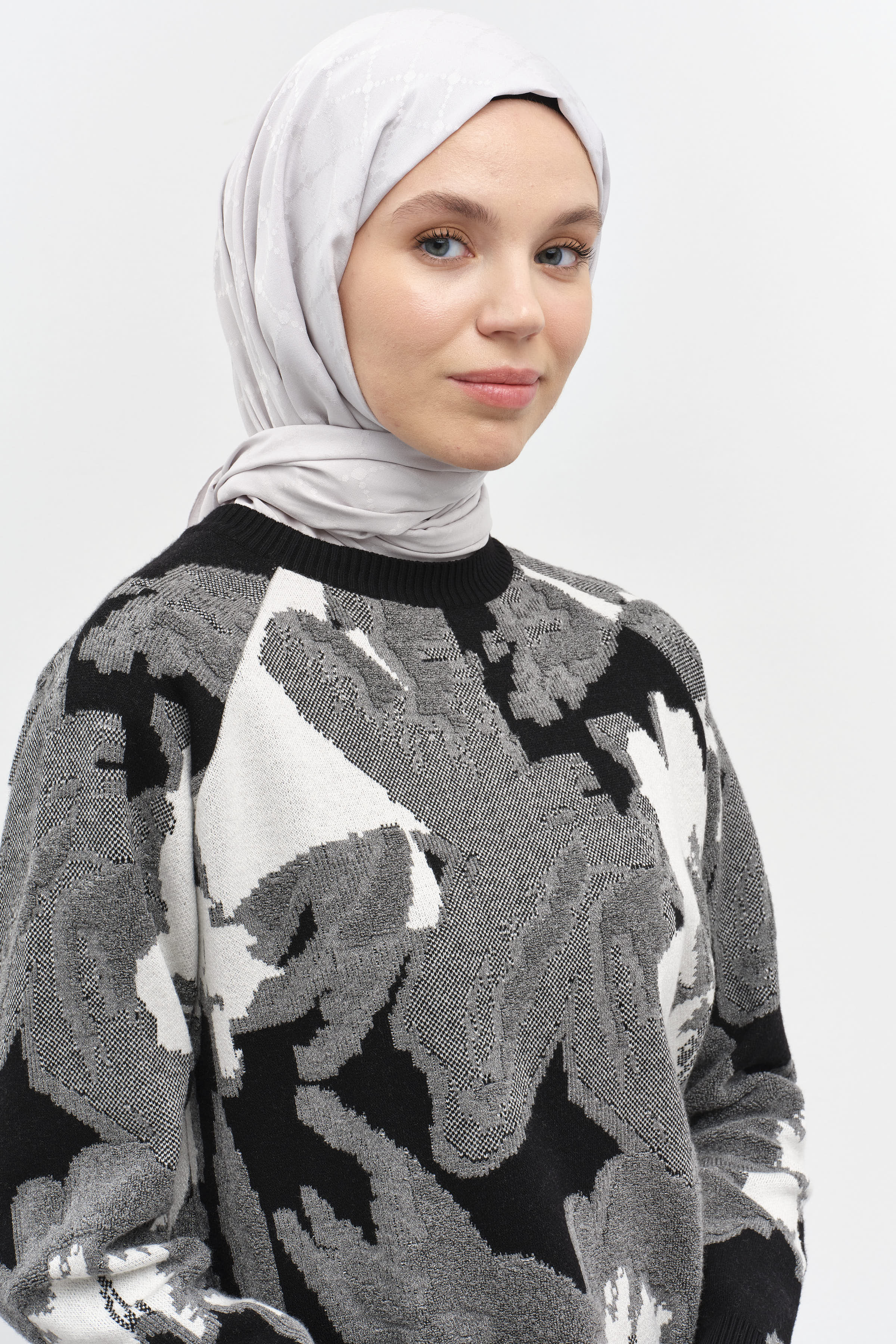Puan Kare Desen Viskon Şal - Gri TUGBA