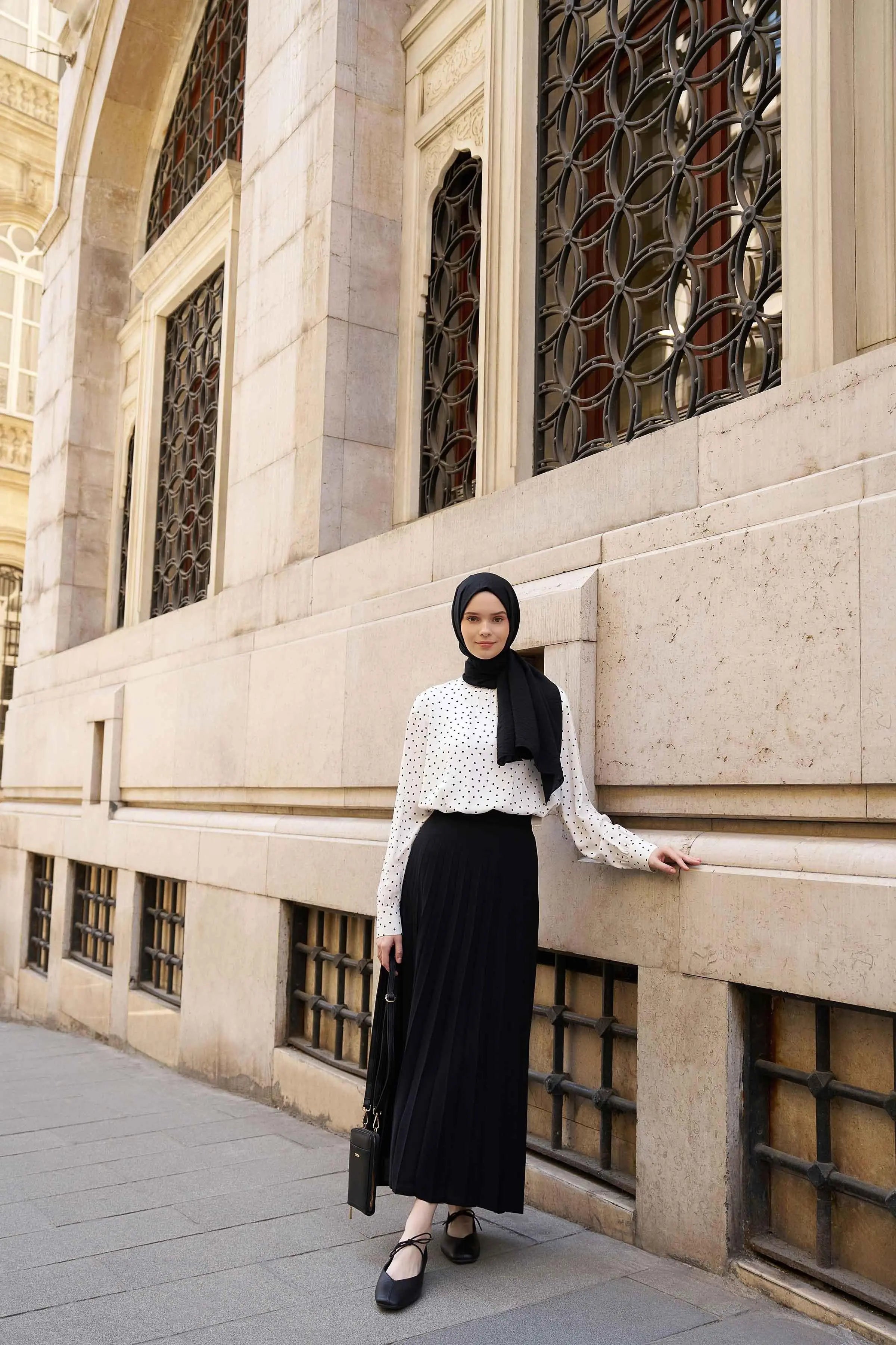 Puantiye Desenli Hakim Yaka Bluz - Beyaz TUGBA