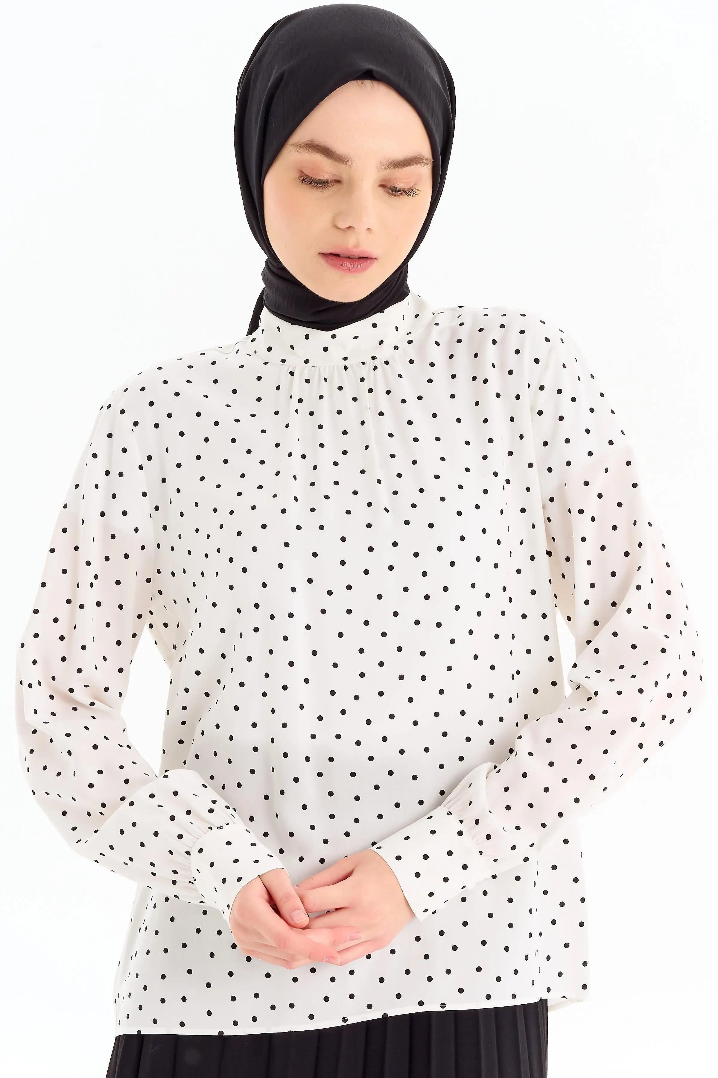 Puantiye Desenli Hakim Yaka Bluz - Beyaz TUGBA