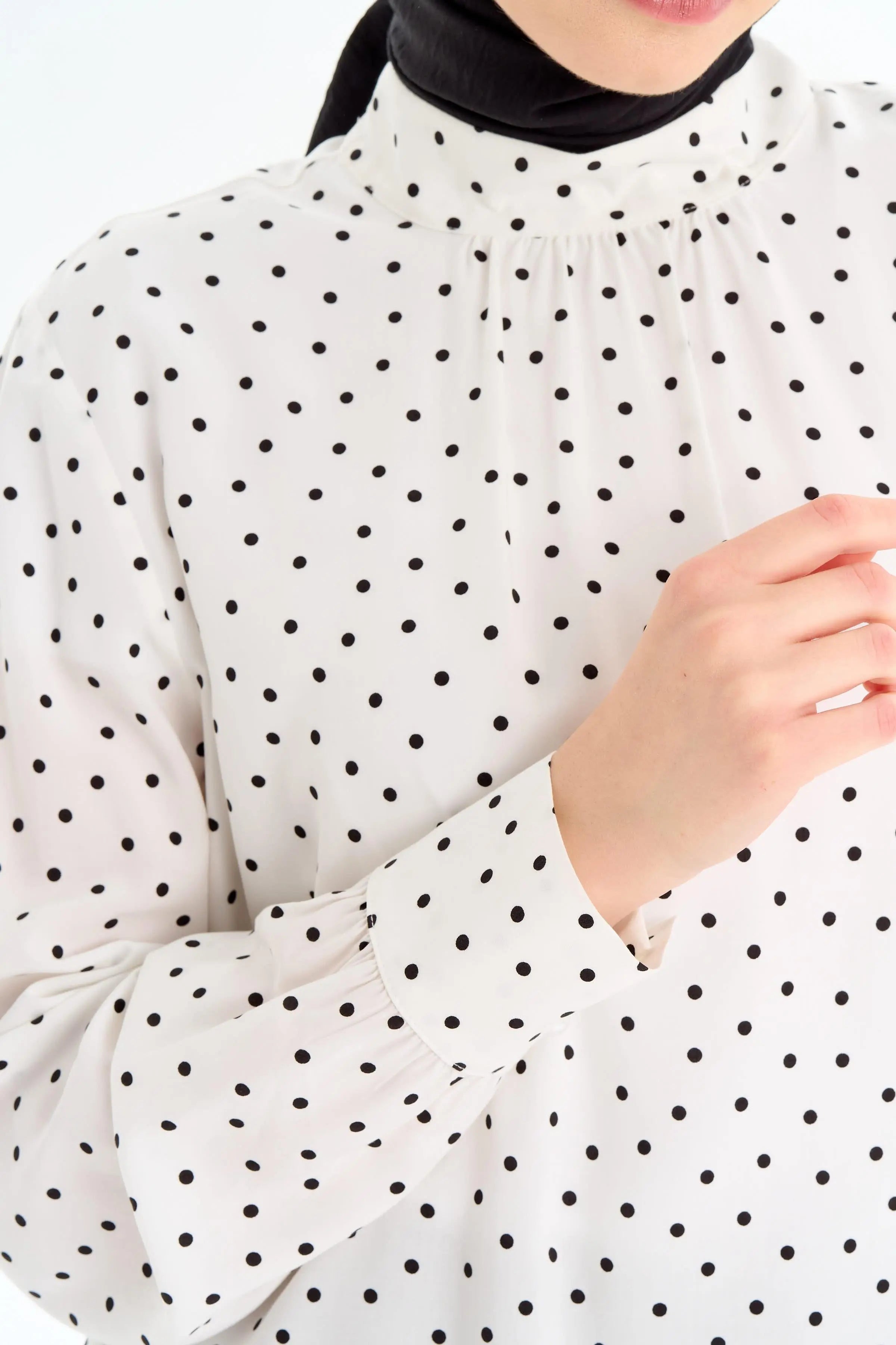 Puantiye Desenli Hakim Yaka Bluz - Beyaz TUGBA