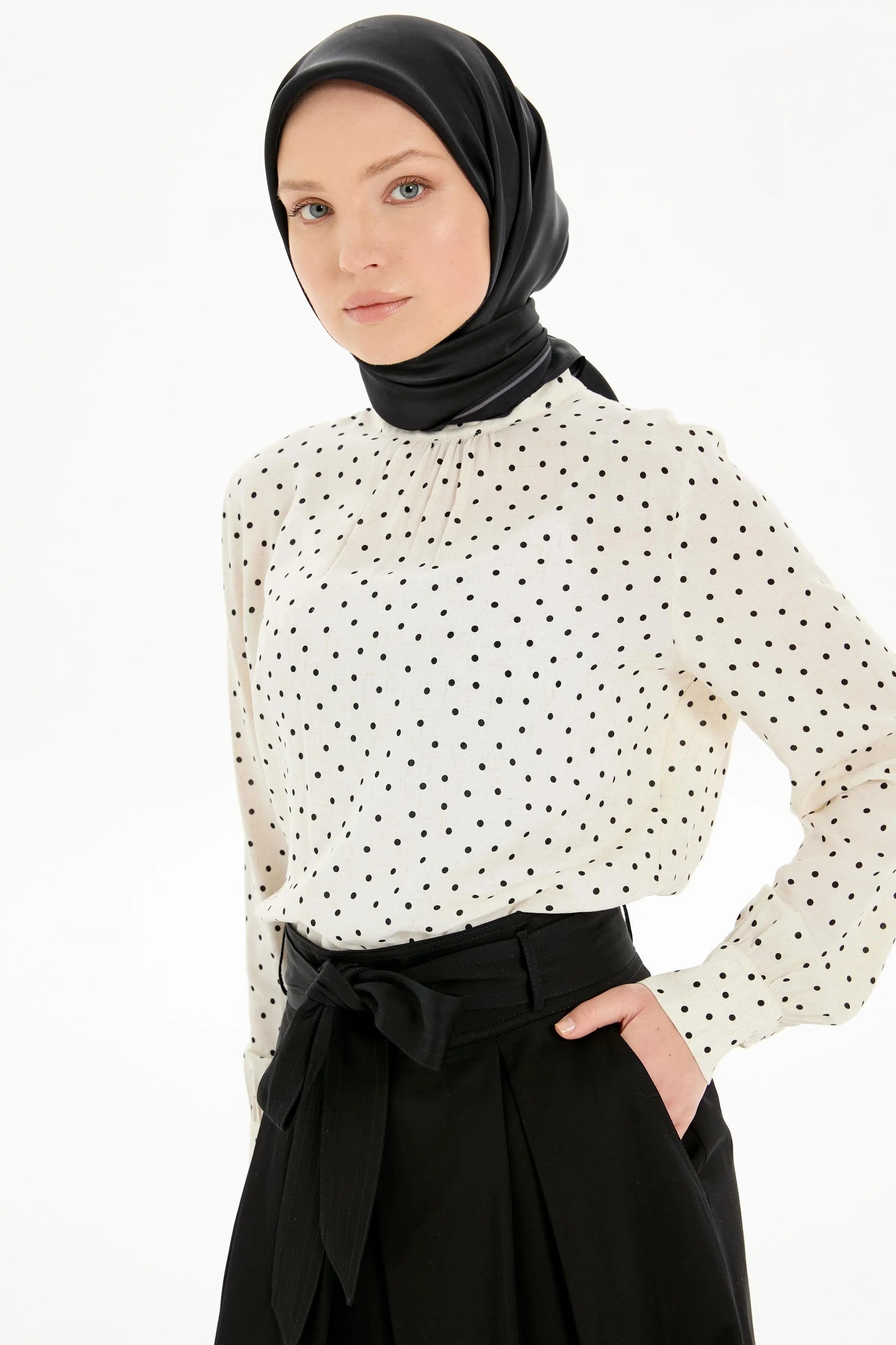 Puantiye Desenli Hakim Yaka Bluz - Ekru TUGBA