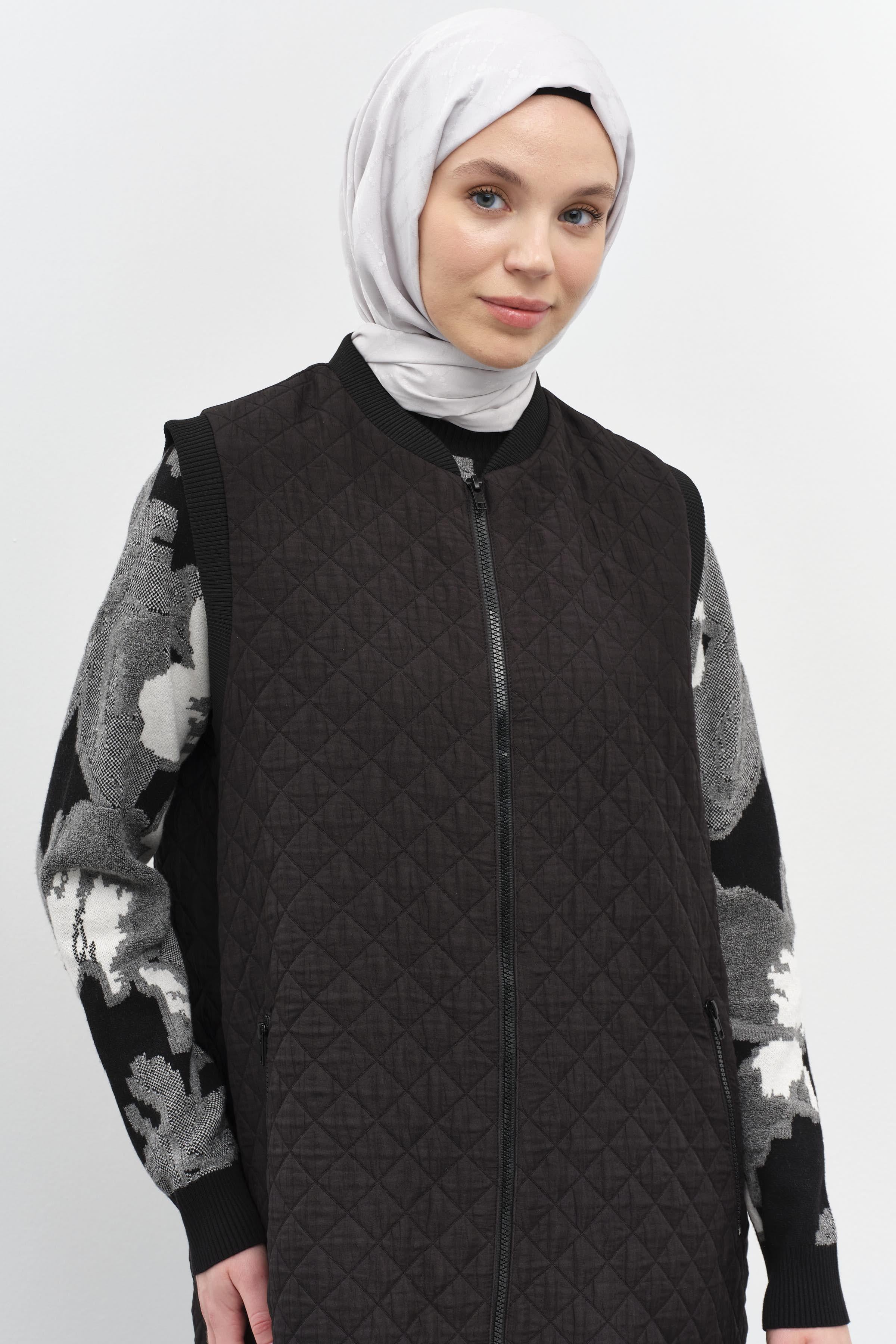 Ribana Detaylı İnce Kapitone Yelek - Siyah TUGBA