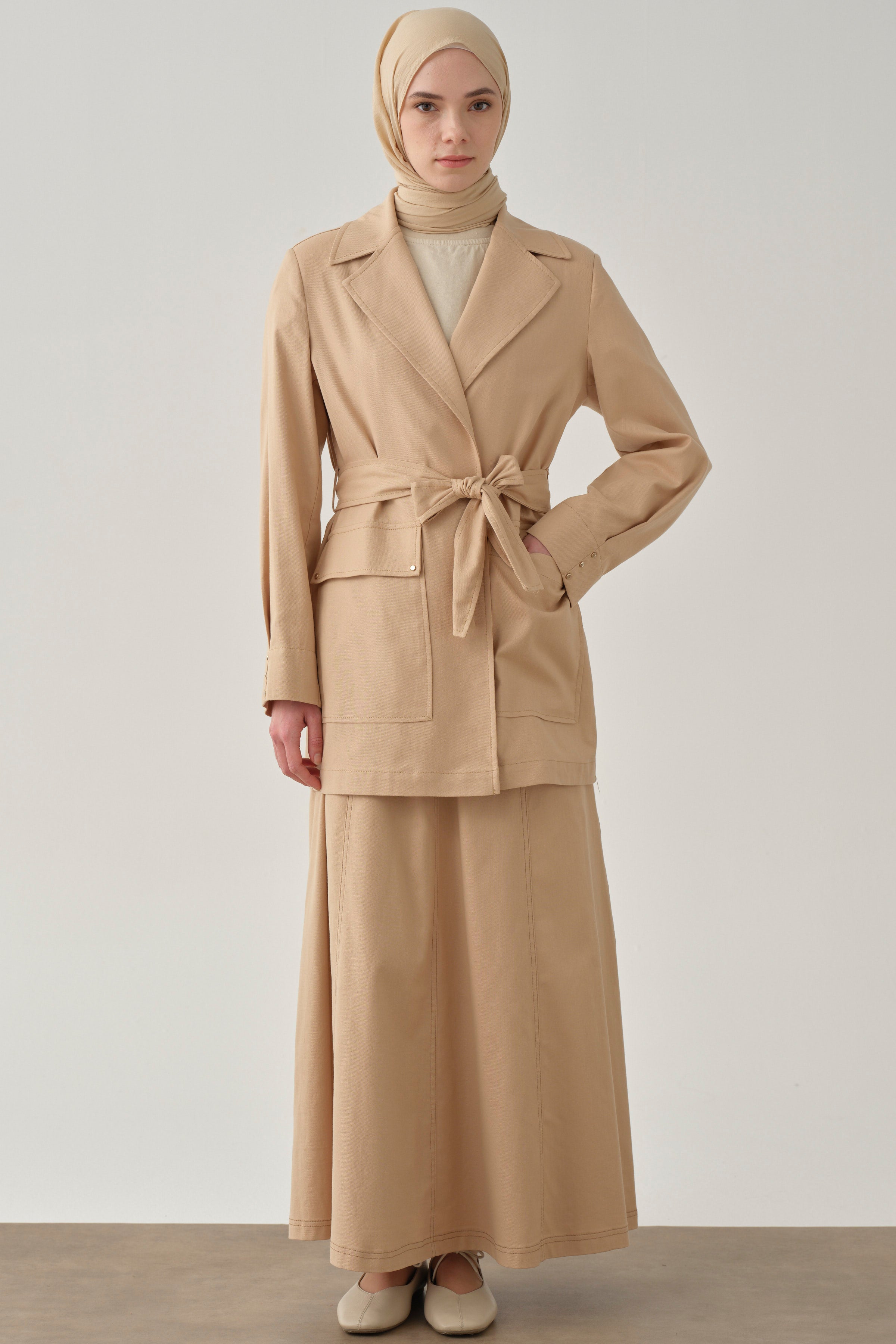 Rivet Detaylı Kemerli Ceket - Bej TUGBA