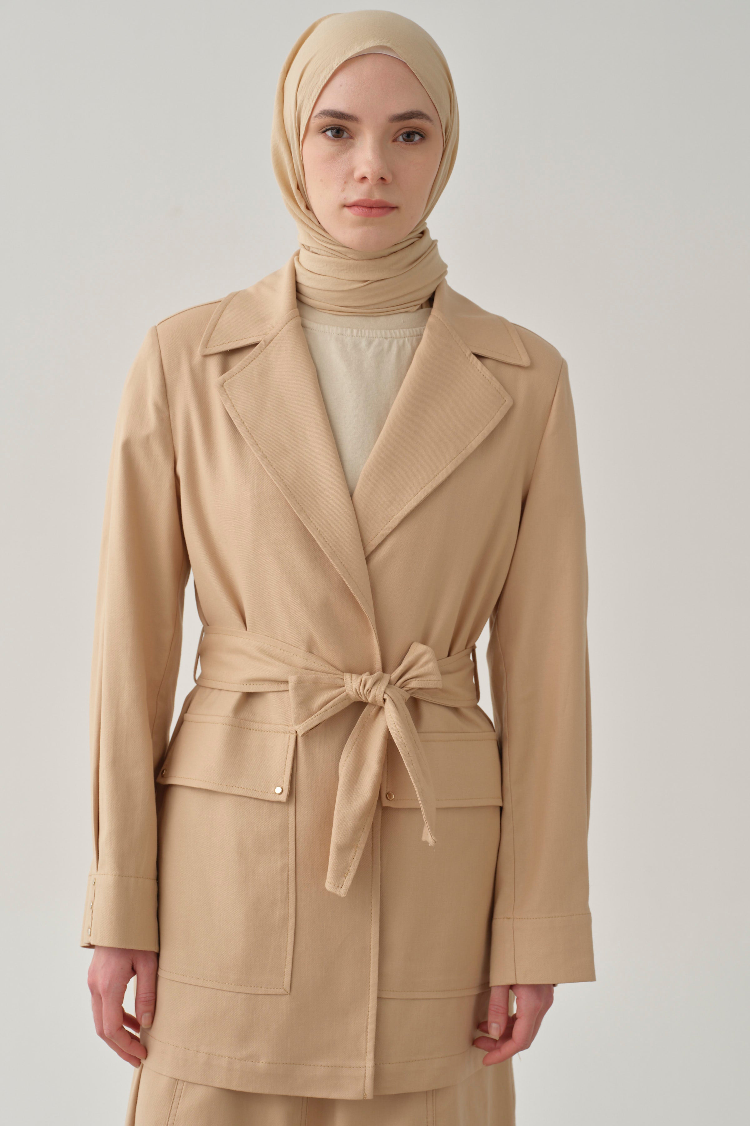 Rivet Detaylı Kemerli Ceket - Bej TUGBA