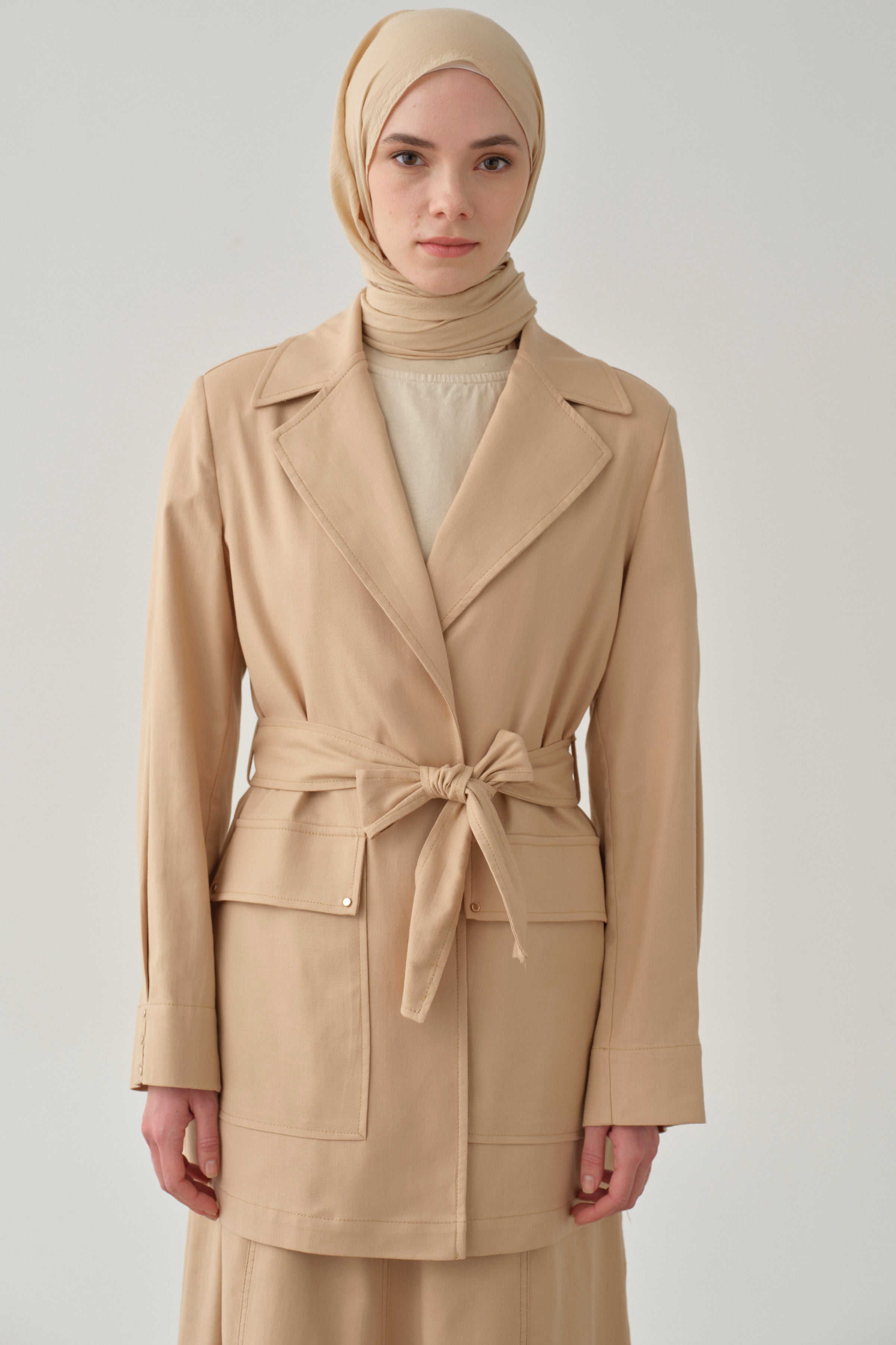 Rivet Detaylı Kemerli Ceket - Bej TUGBA