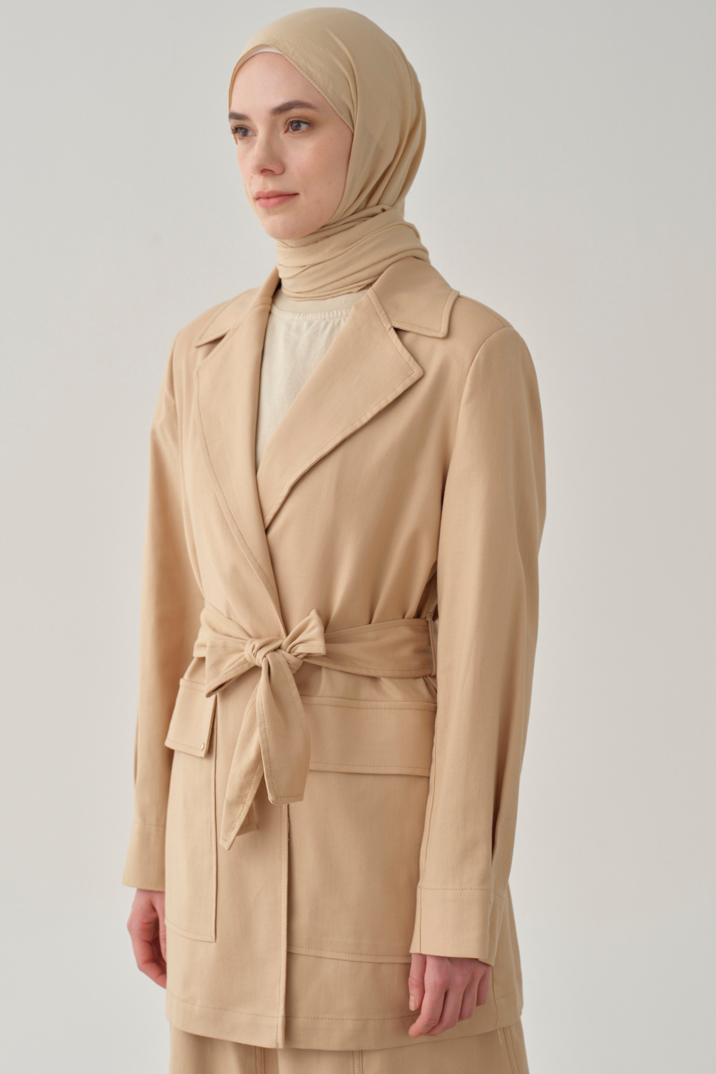 Rivet Detaylı Kemerli Ceket - Bej TUGBA