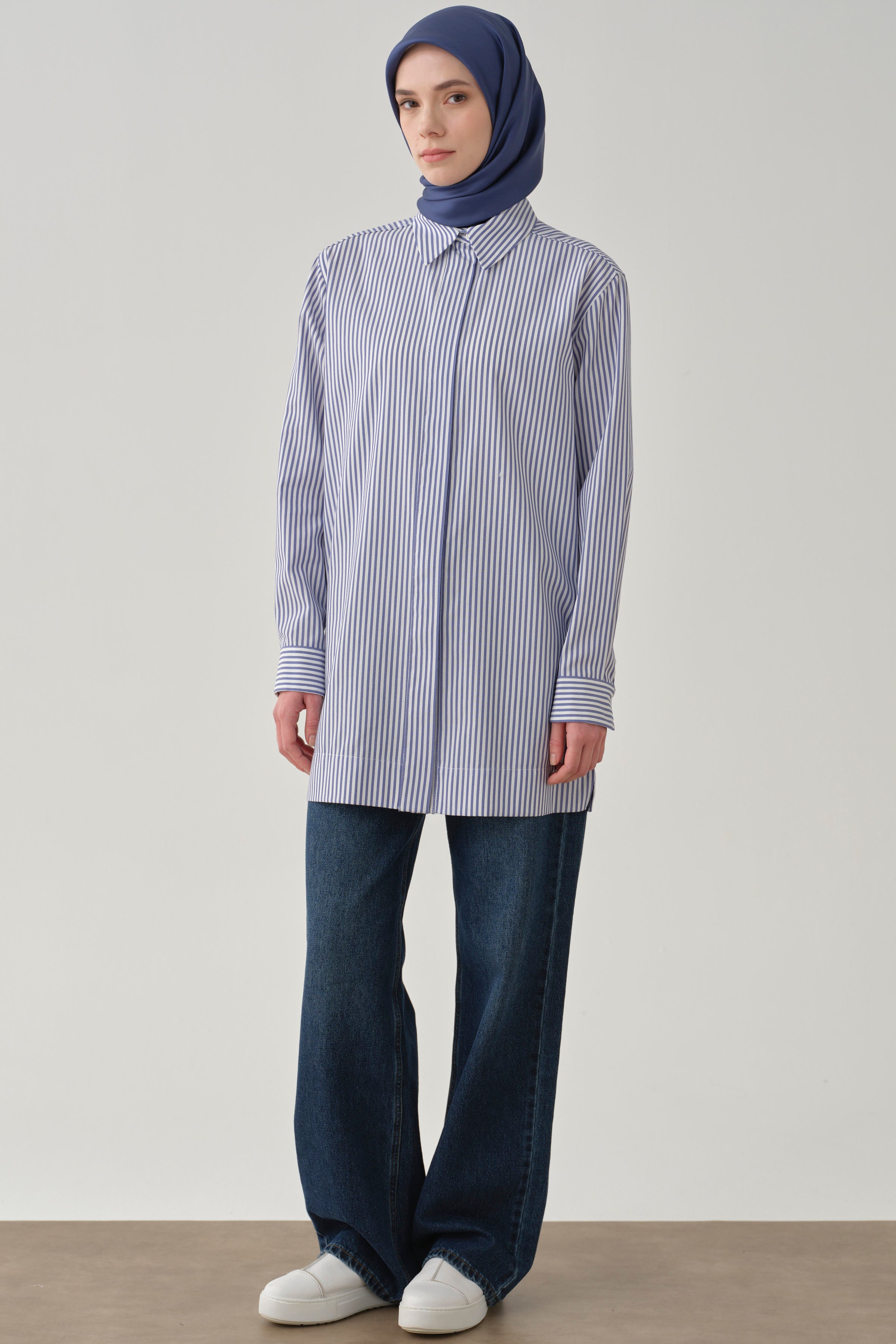 Roba ve Yırtmaçlı Çizgili Gömlek - İndigo TUGBA