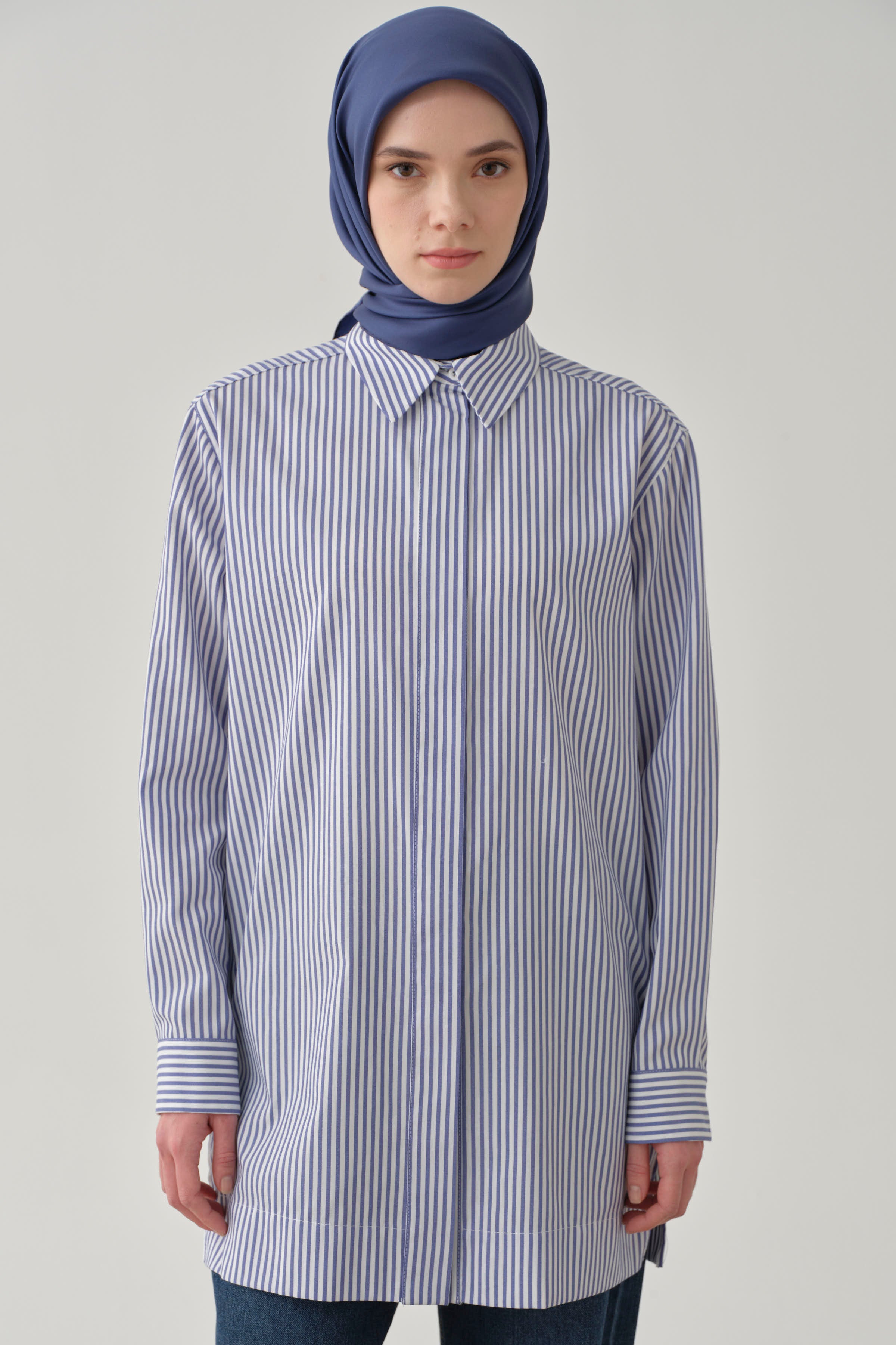 Roba ve Yırtmaçlı Çizgili Gömlek - İndigo TUGBA