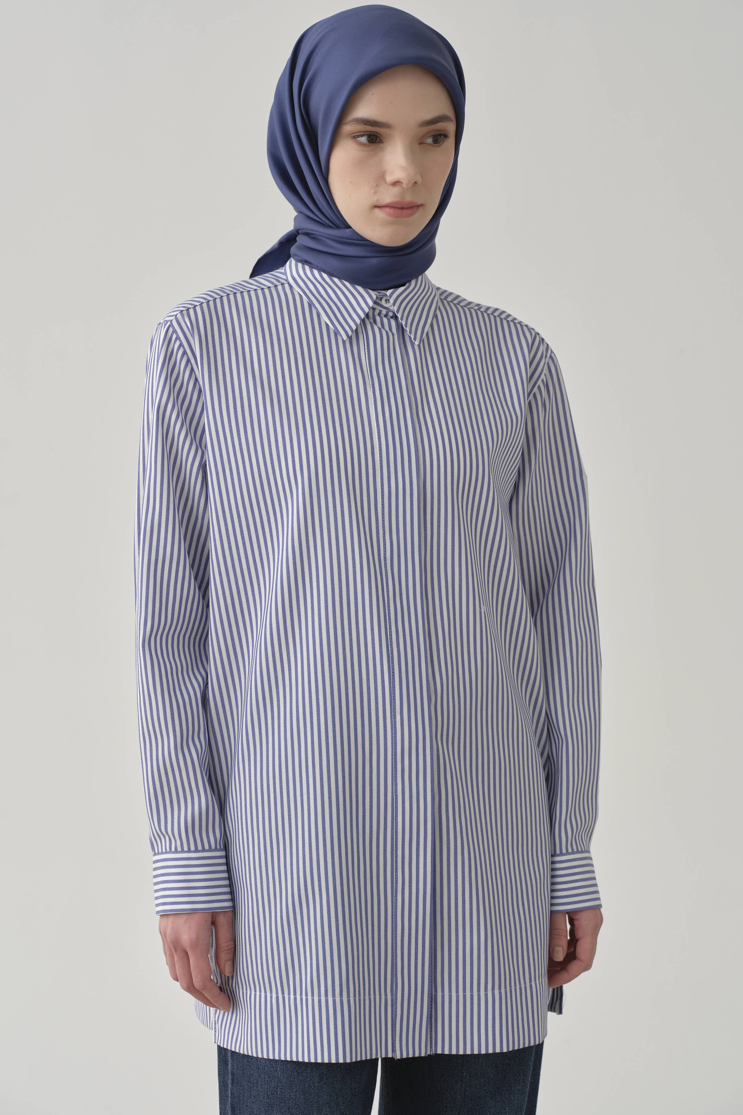 Roba ve Yırtmaçlı Çizgili Gömlek - İndigo TUGBA