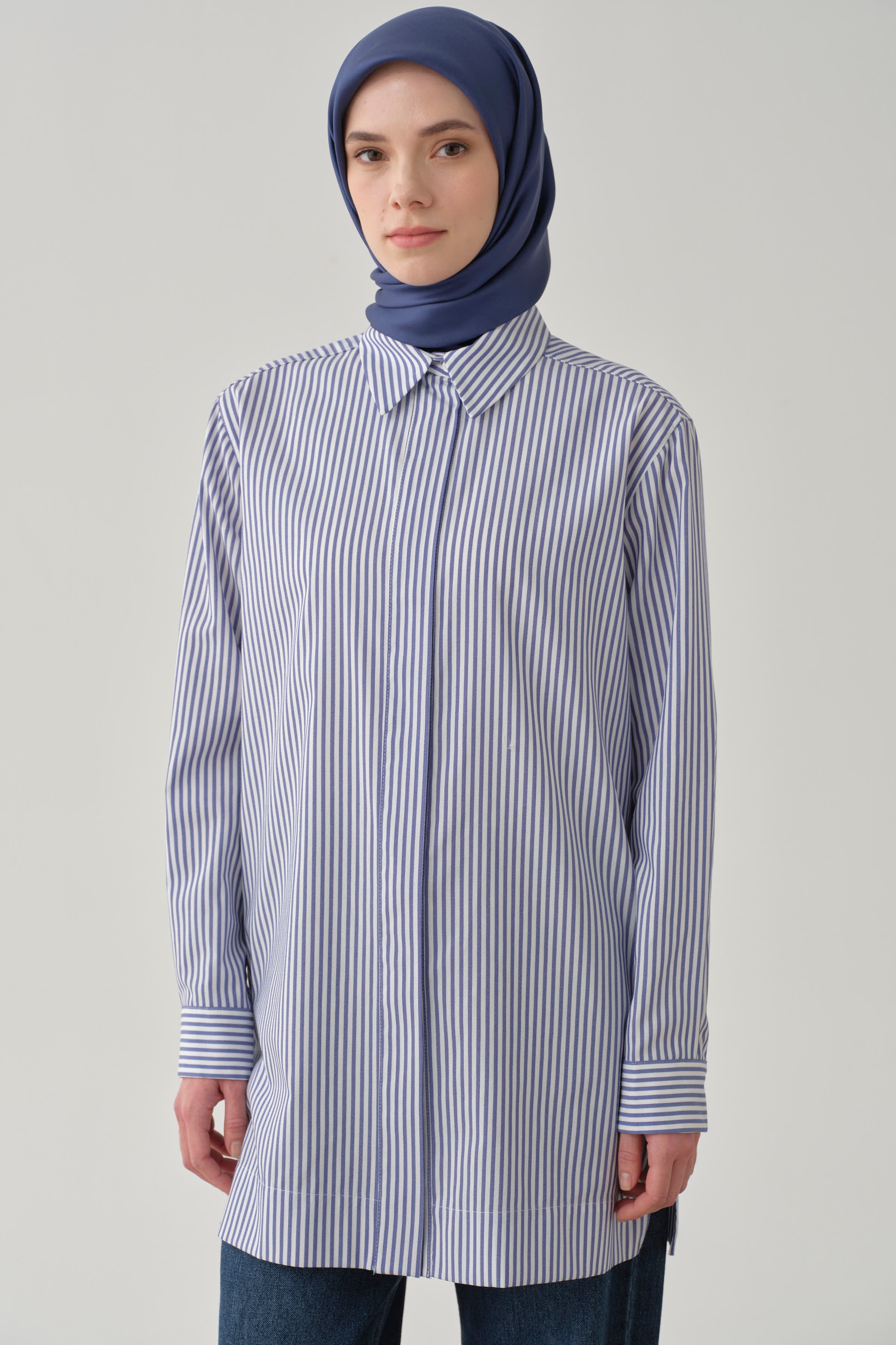 Roba ve Yırtmaçlı Çizgili Gömlek - İndigo TUGBA