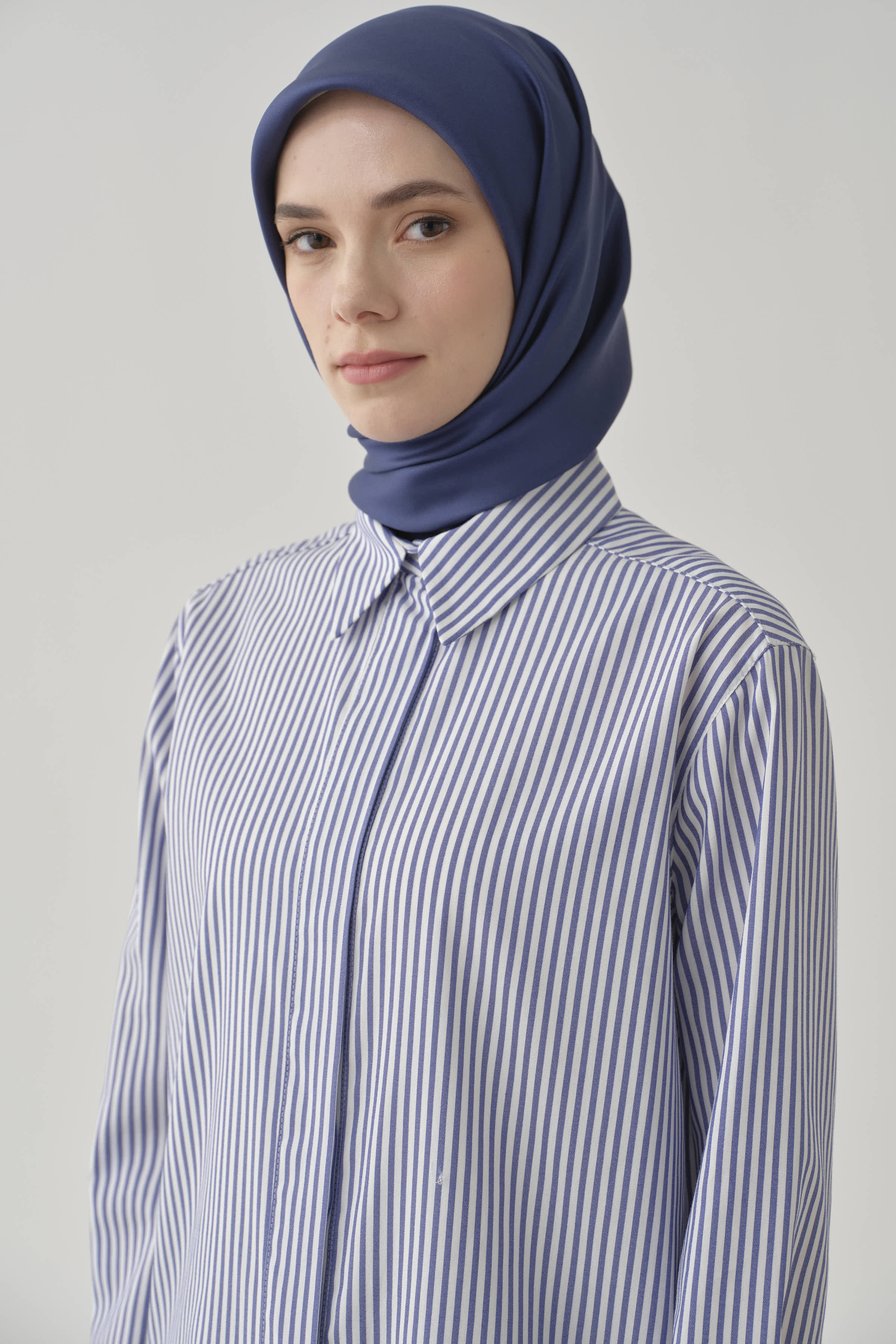 Roba ve Yırtmaçlı Çizgili Gömlek - İndigo TUGBA