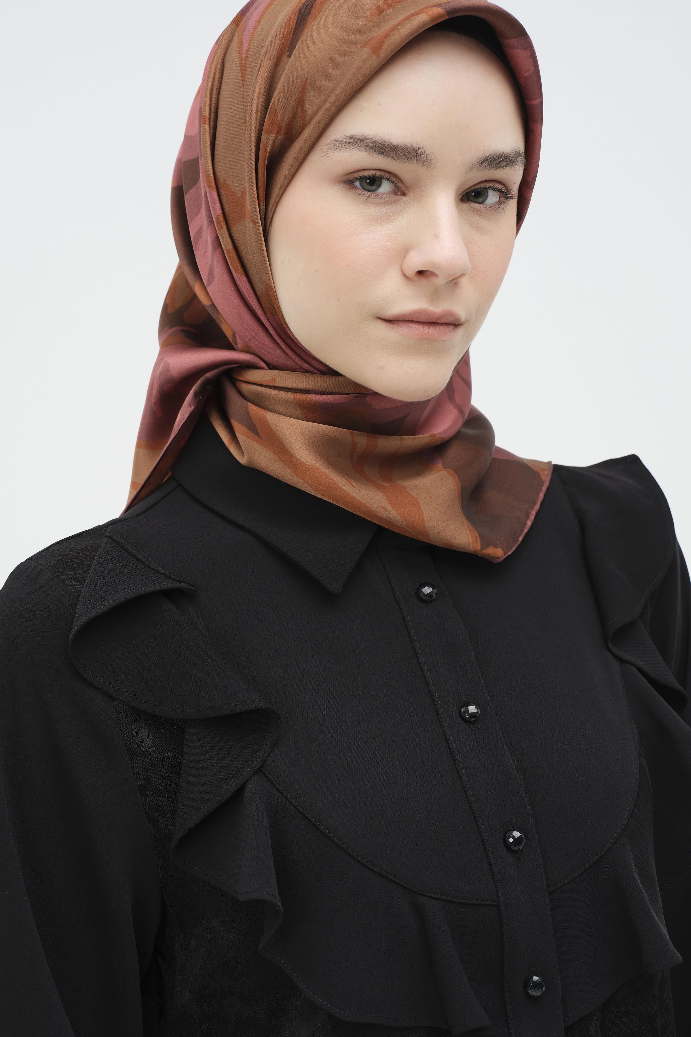 Robalı Volan Detaylı Garnili Tunik - Siyah TUGBA