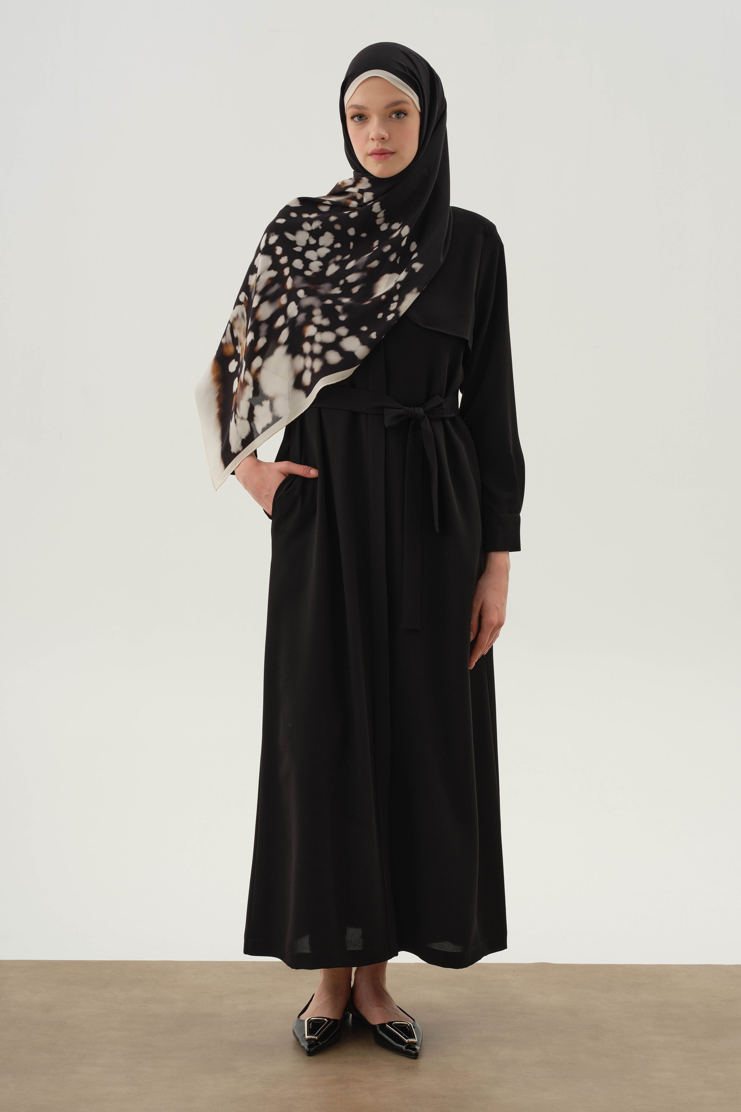 Rüzgarlık Detaylı Kuşaklı Ferace - Siyah TUGBA