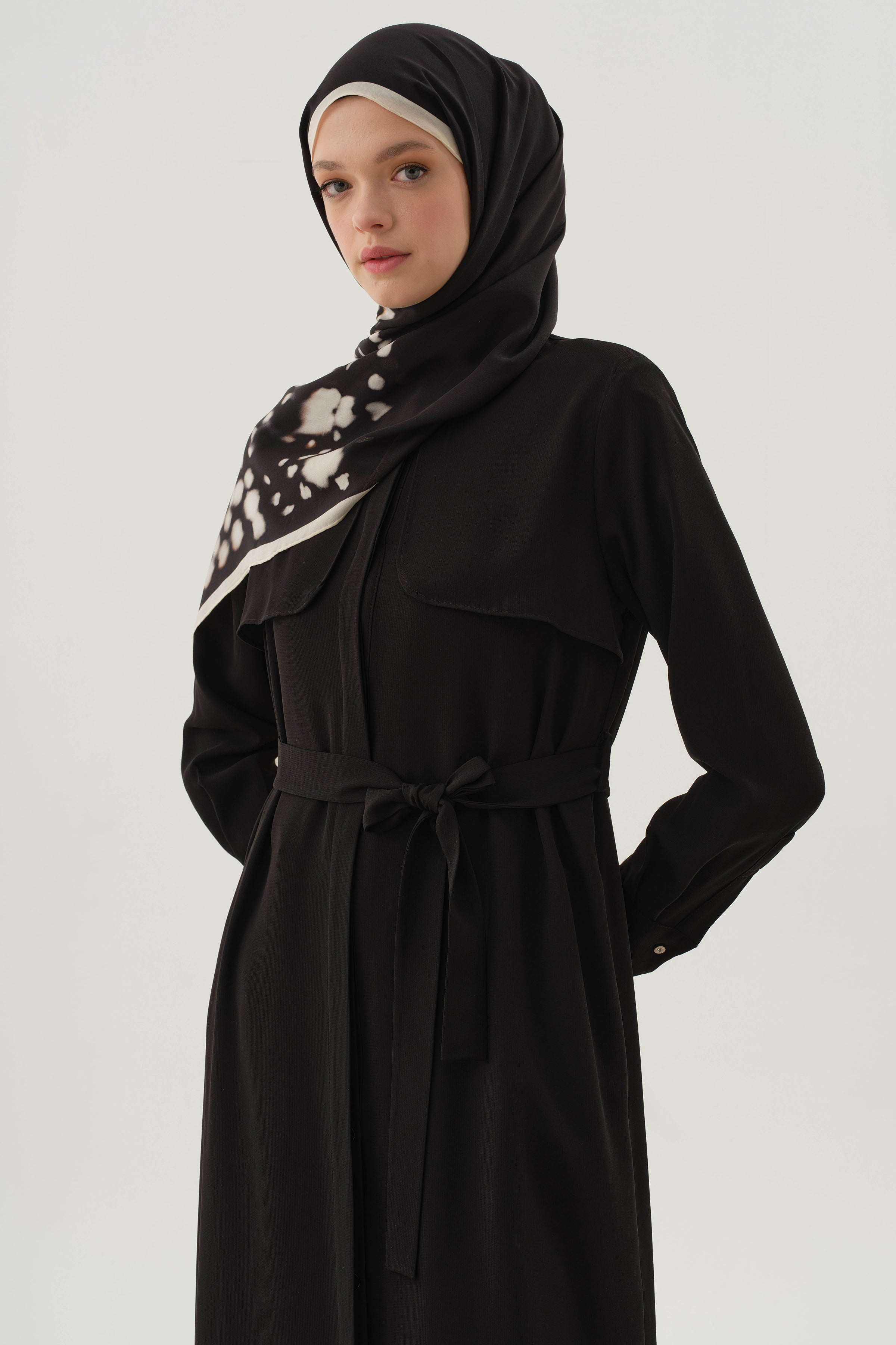 Rüzgarlık Detaylı Kuşaklı Ferace - Siyah TUGBA