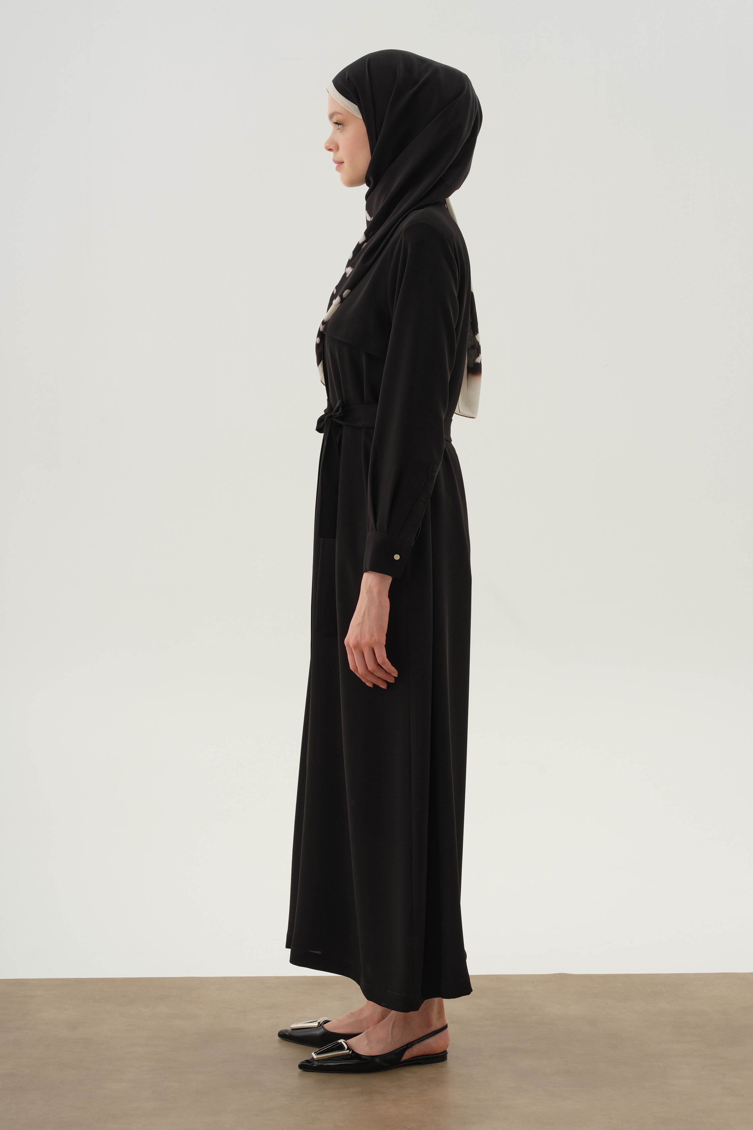 Rüzgarlık Detaylı Kuşaklı Ferace - Siyah TUGBA