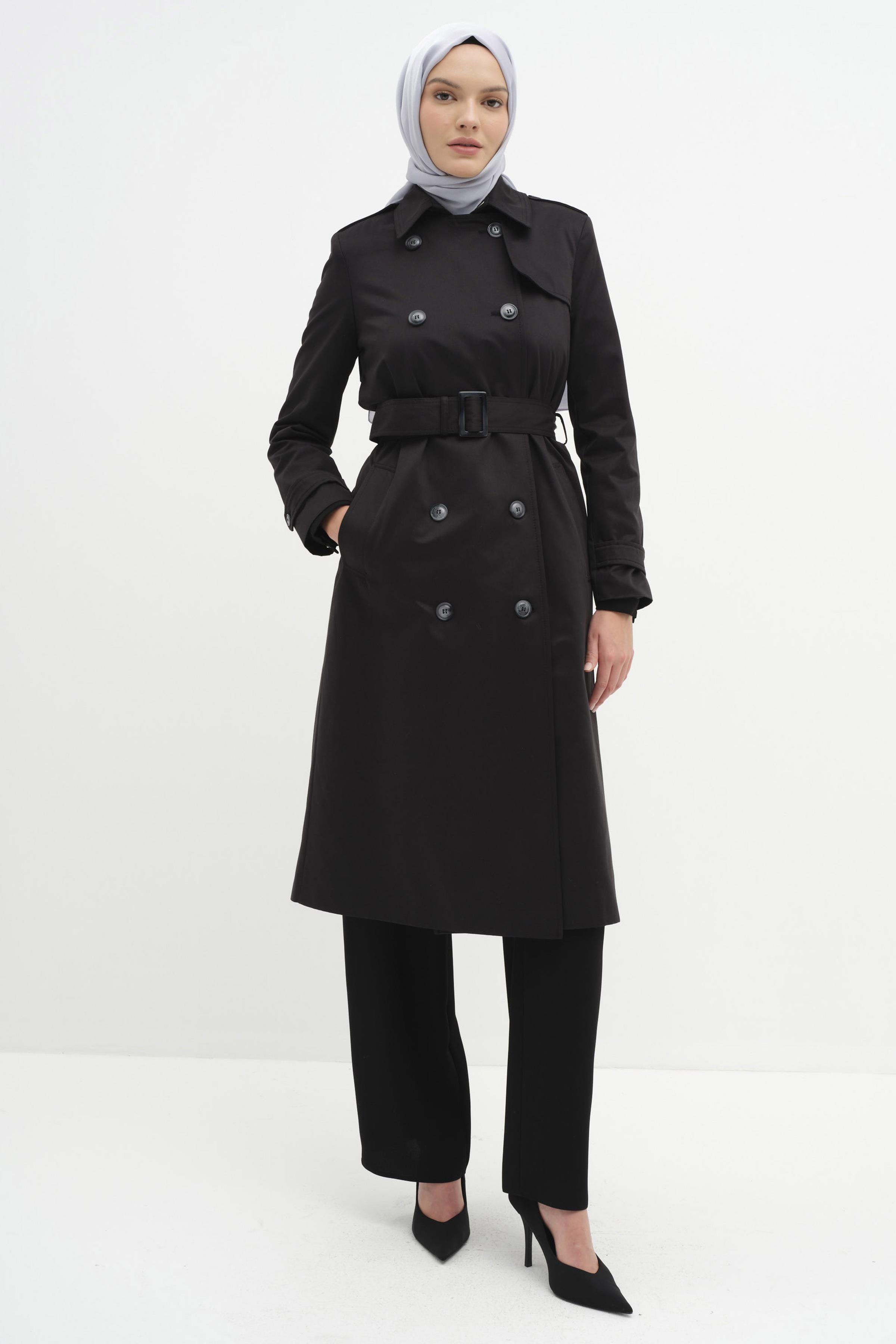 Rüzgarlık Detaylı Pilikaşeli Trenç - Siyah TUGBA